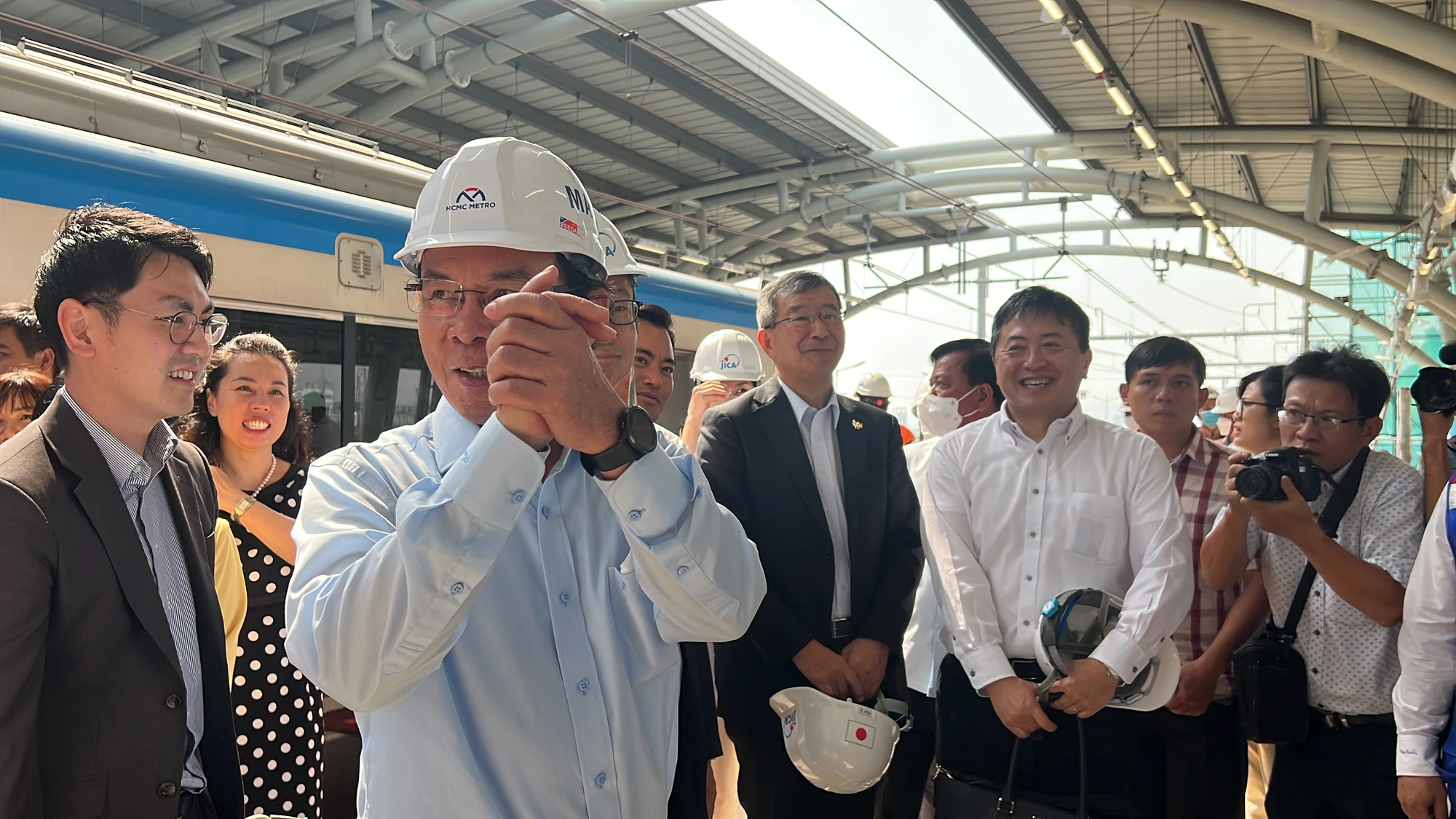 Bí thư Thành ủy Nguyễn Văn Nên chúc mừng chuyến chạy thử tàu metro số 1 thành công. Bí thư Thành ủy Nguyễn Văn Nên chúc mừng chuyến chạy thử tàu metro số 1 thành công.