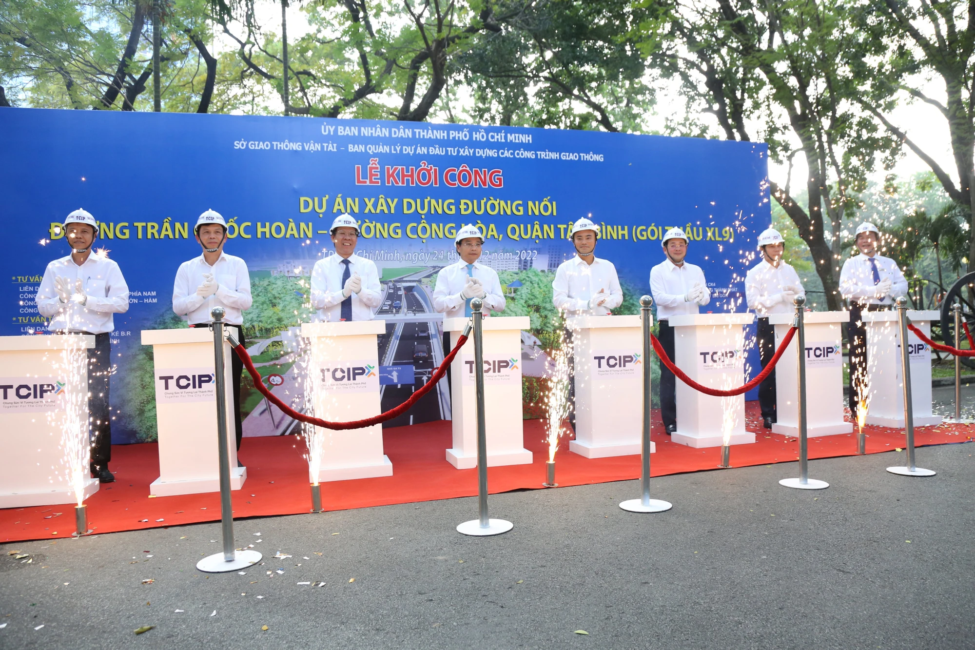 Chủ tịch UBND TP.HCM Phan Văn Mãi và Bộ trưởng Bộ GTVT Nguyễn Văn Thắng cùng các lãnh đạo bấm nút khởi công dự án đường nối Trần Quốc Hoàn - Cộng Hòa. Ảnh: ĐÀO TRANG.