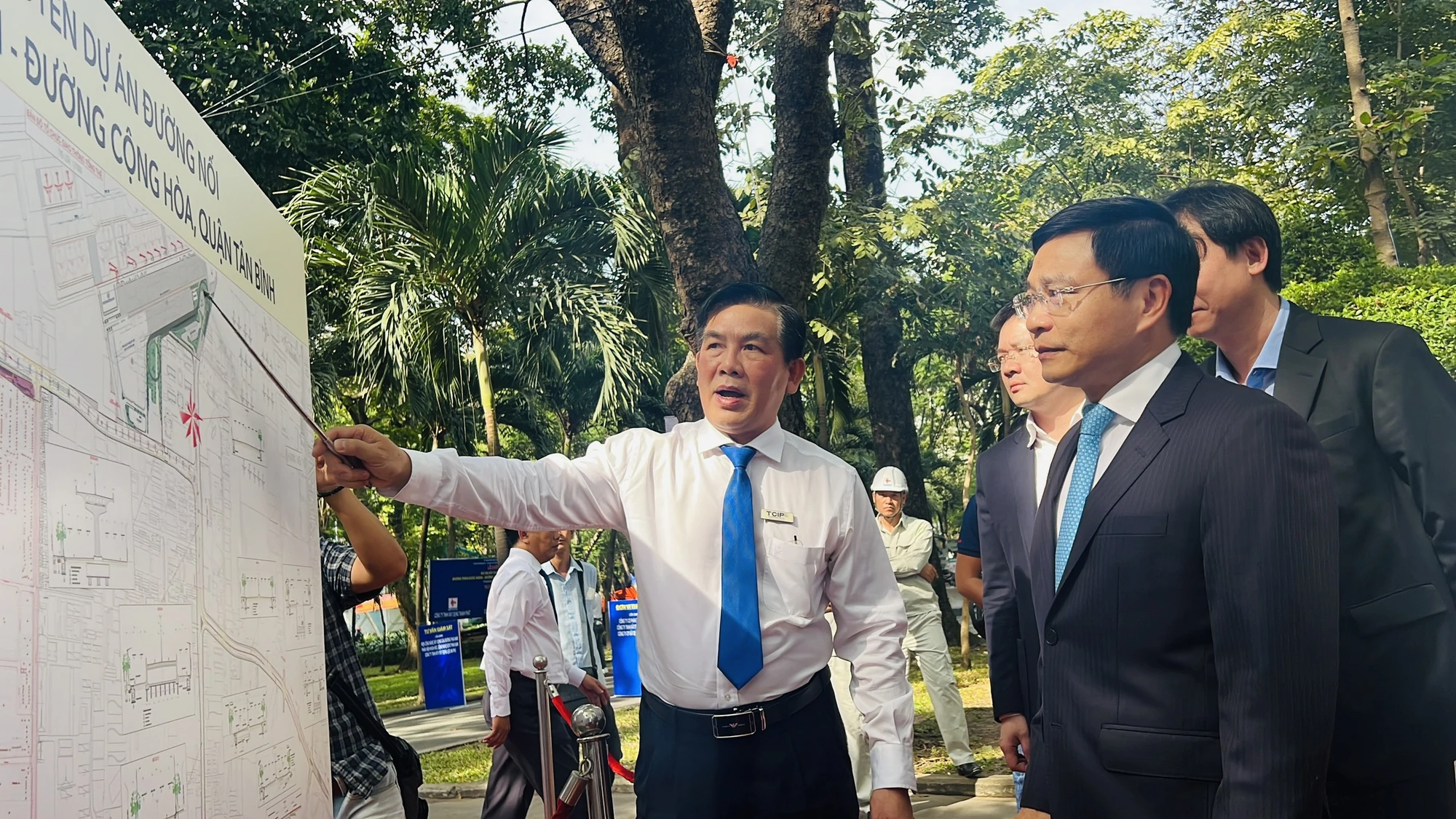 Ông Lương Minh Phúc - Giám đốc Ban Giao thông trình bày về dự án, các mốc tiến độ đề ra. Ảnh: ĐÀO TRANG.