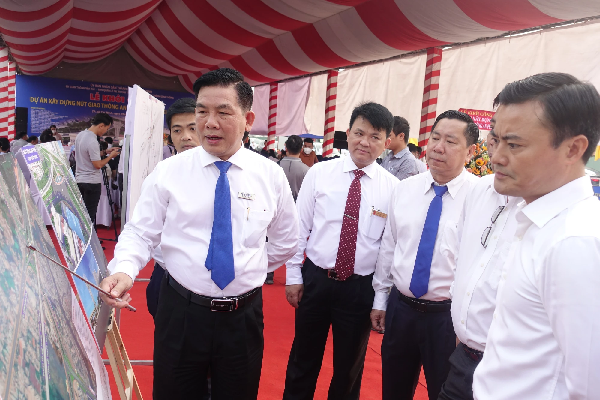 Ông Lương Minh Phúc, Giám đốc Ban Giao thông giới thiệu dự án. Ảnh: ĐÀO TRANG. Ông Lương Minh Phúc, Giám đốc Ban Giao thông giới thiệu dự án. Ảnh: ĐÀO TRANG.