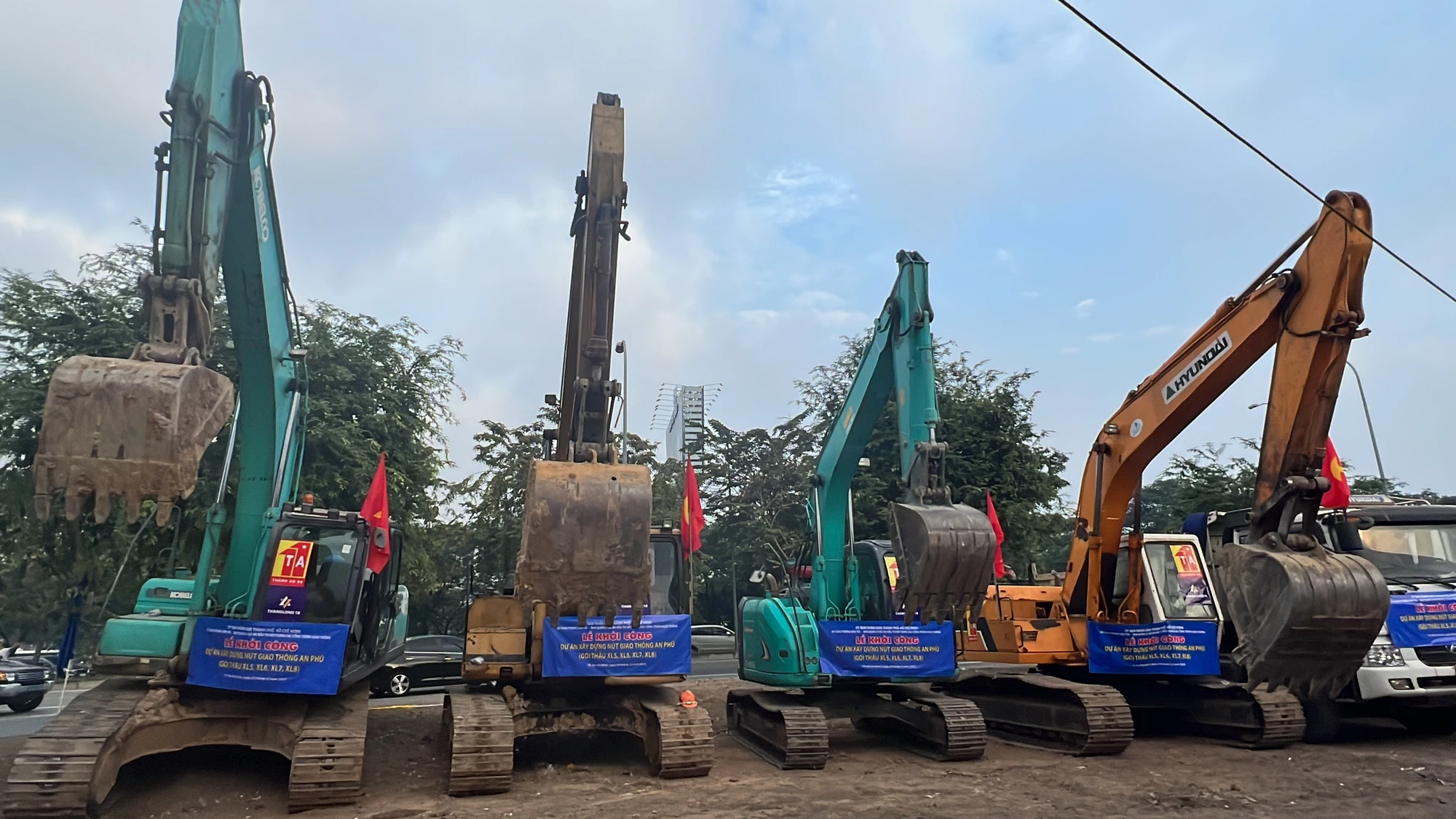 Máy móc, thiết bị đã sẵn sàng cho khởi công dự án nút giao An Phú. Ảnh: ĐÀO TRANG. Máy móc, thiết bị đã sẵn sàng cho khởi công dự án nút giao An Phú. Ảnh: ĐÀO TRANG.