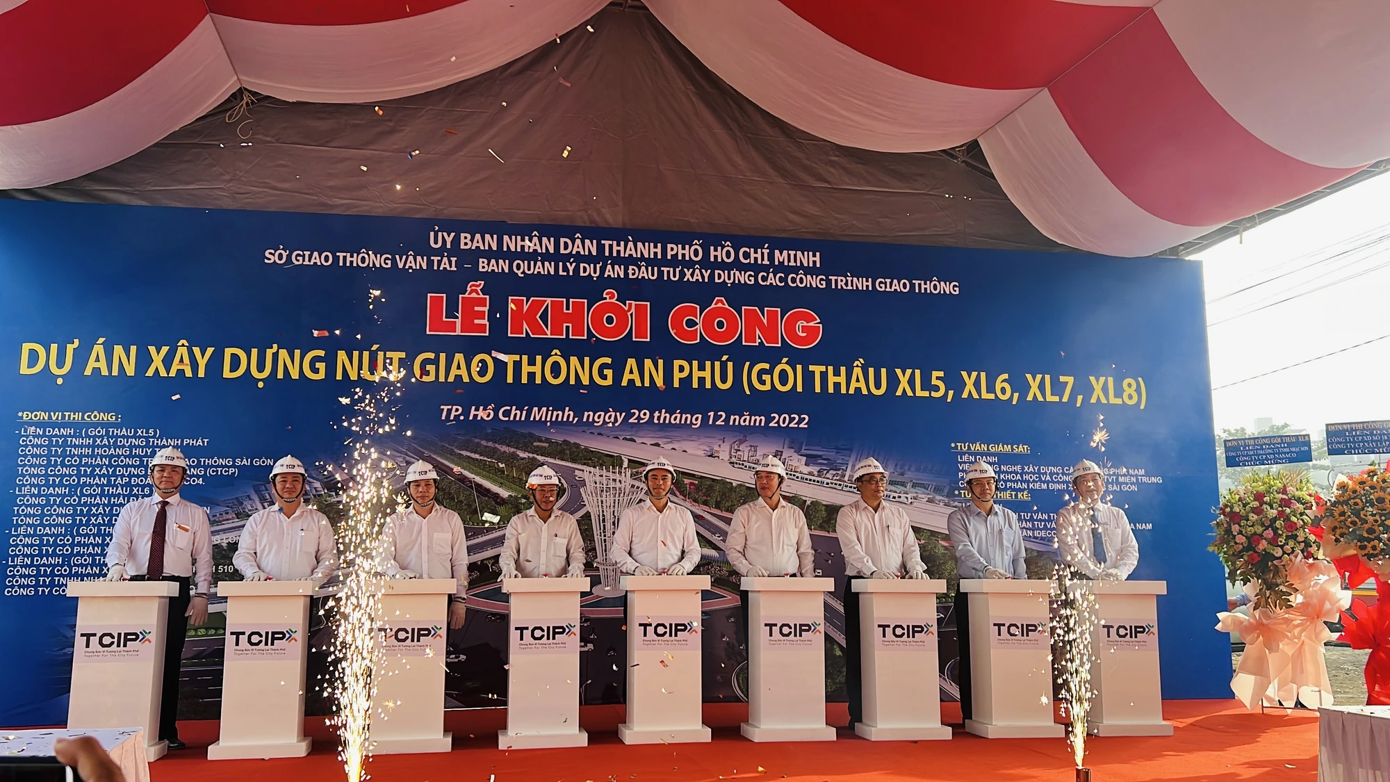Lãnh đạo TP cùng sở ngành bấm nút khởi công dự án nút giao An Phú. Ảnh: ĐÀO TRANG. Lãnh đạo TP cùng sở ngành bấm nút khởi công dự án nút giao An Phú. Ảnh: ĐÀO TRANG.