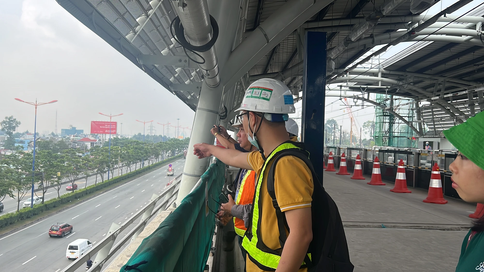 Tư vấn giám sát, nhà thầu thi công đang thảo luận các phương án thi công tuyến metro số 1. Ảnh: ĐÀO TRANG.