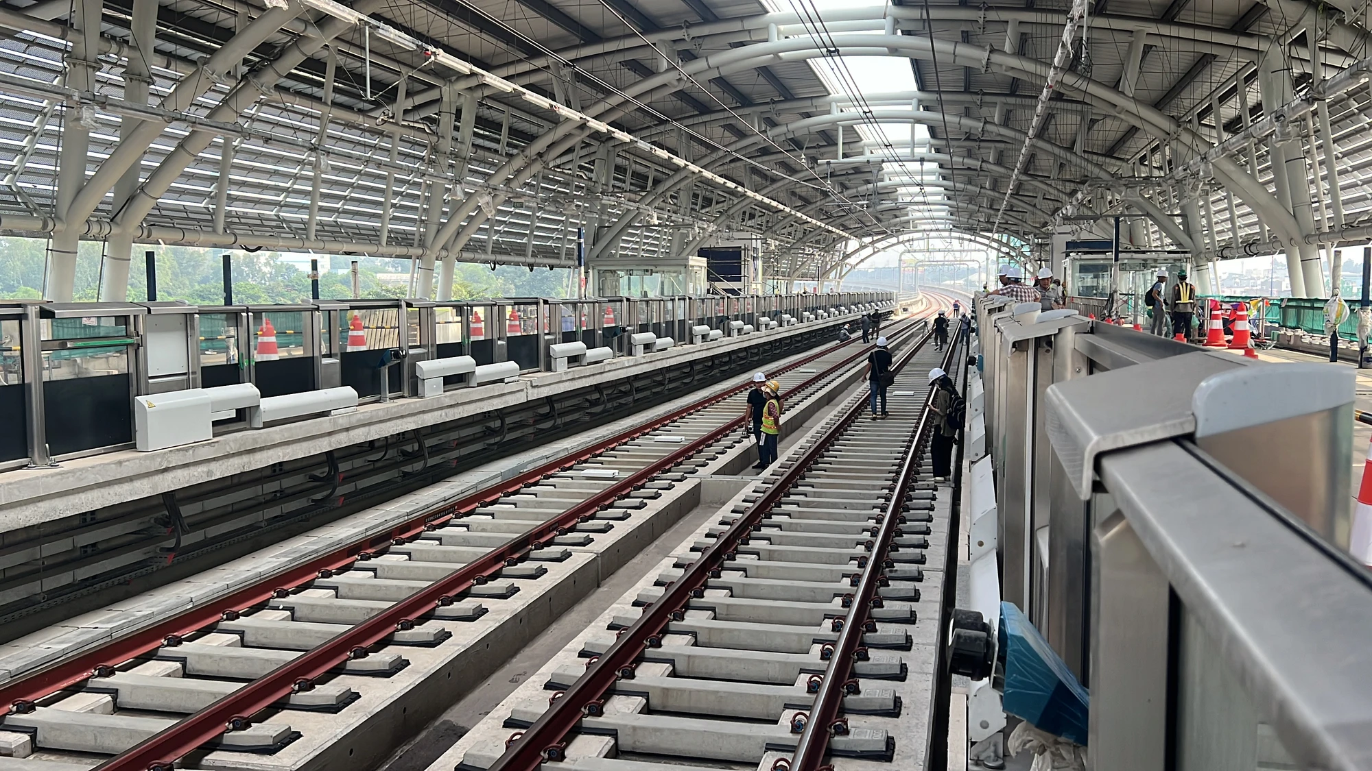 Các công nhân đang thi công ga trên cao - ga Đại học quốc gia. Ảnh: ĐÀO TRANG.