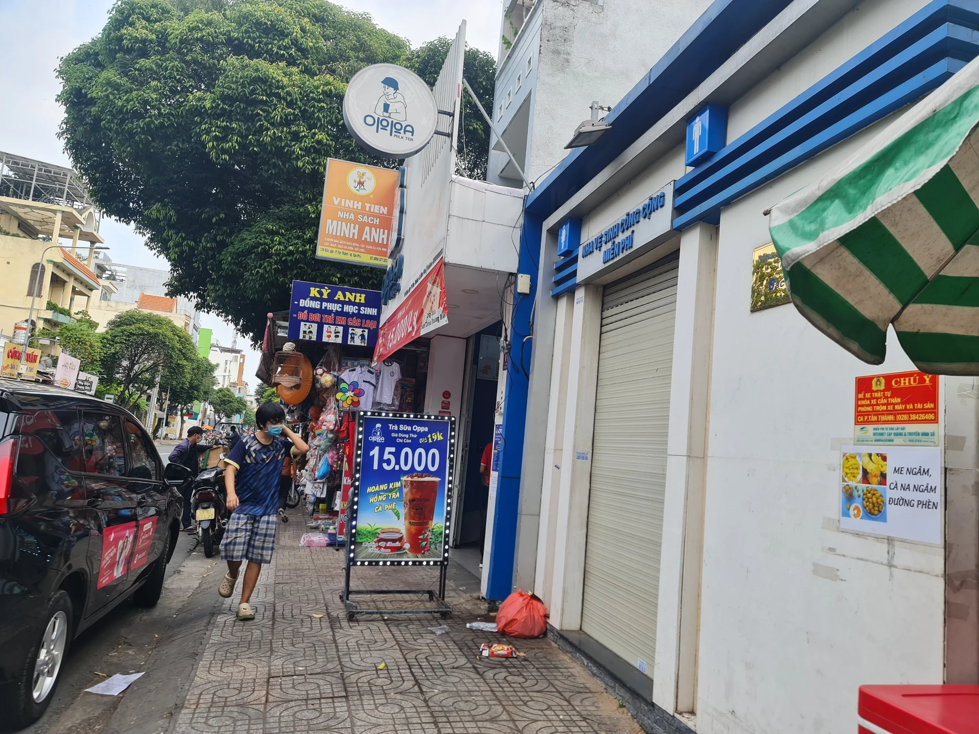 Nhà vệ sinh đóng cửa trên địa bàn quận Tân Phú. Ảnh: NGUYÊN CHÂU.