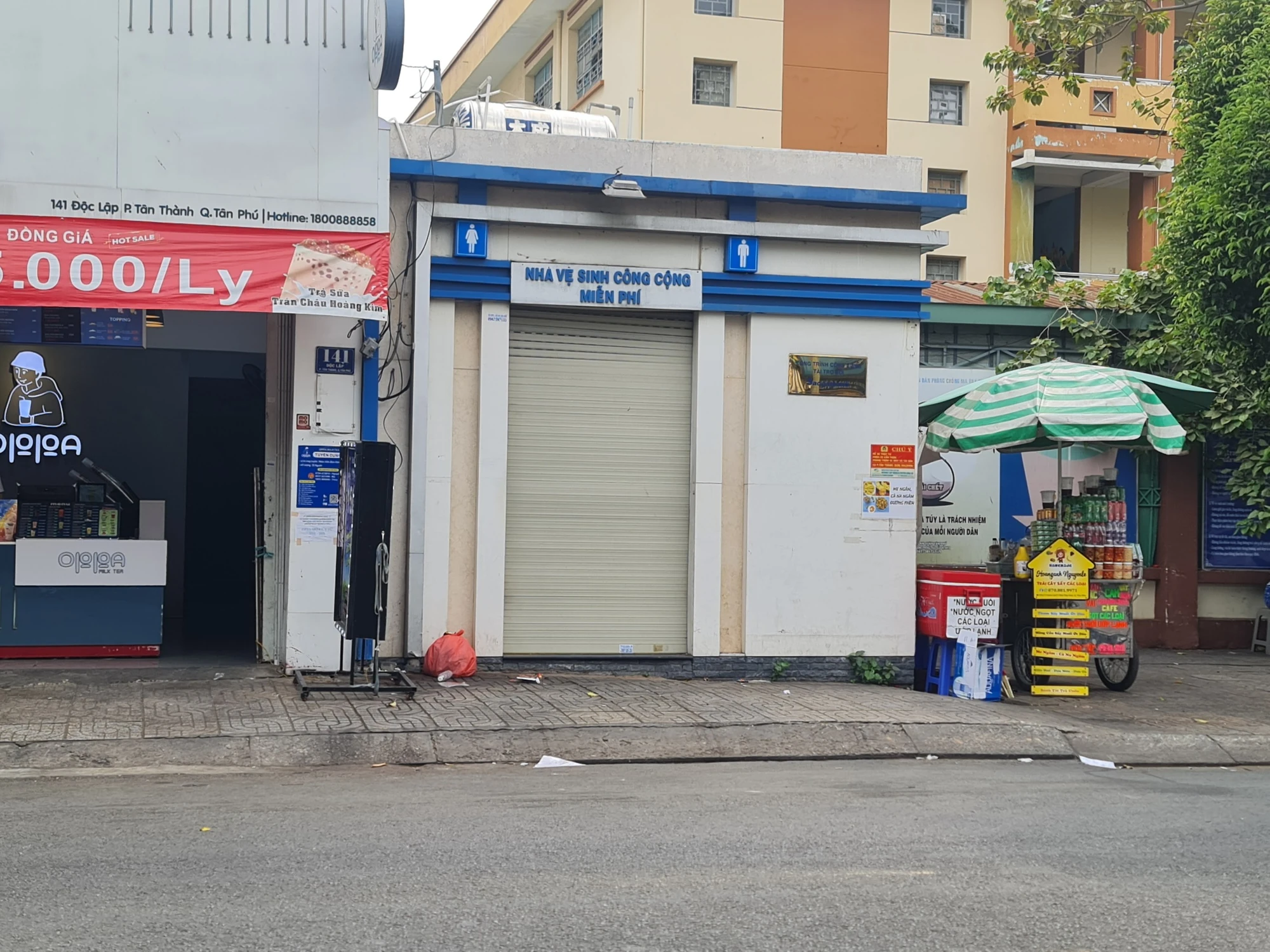 Nhà vệ sinh đóng cửa ở quận Tân Phú, trong khi nhu cầu đi vệ sinh của người dân là rất lớn. Ảnh: NGUYỄN CHÂU.