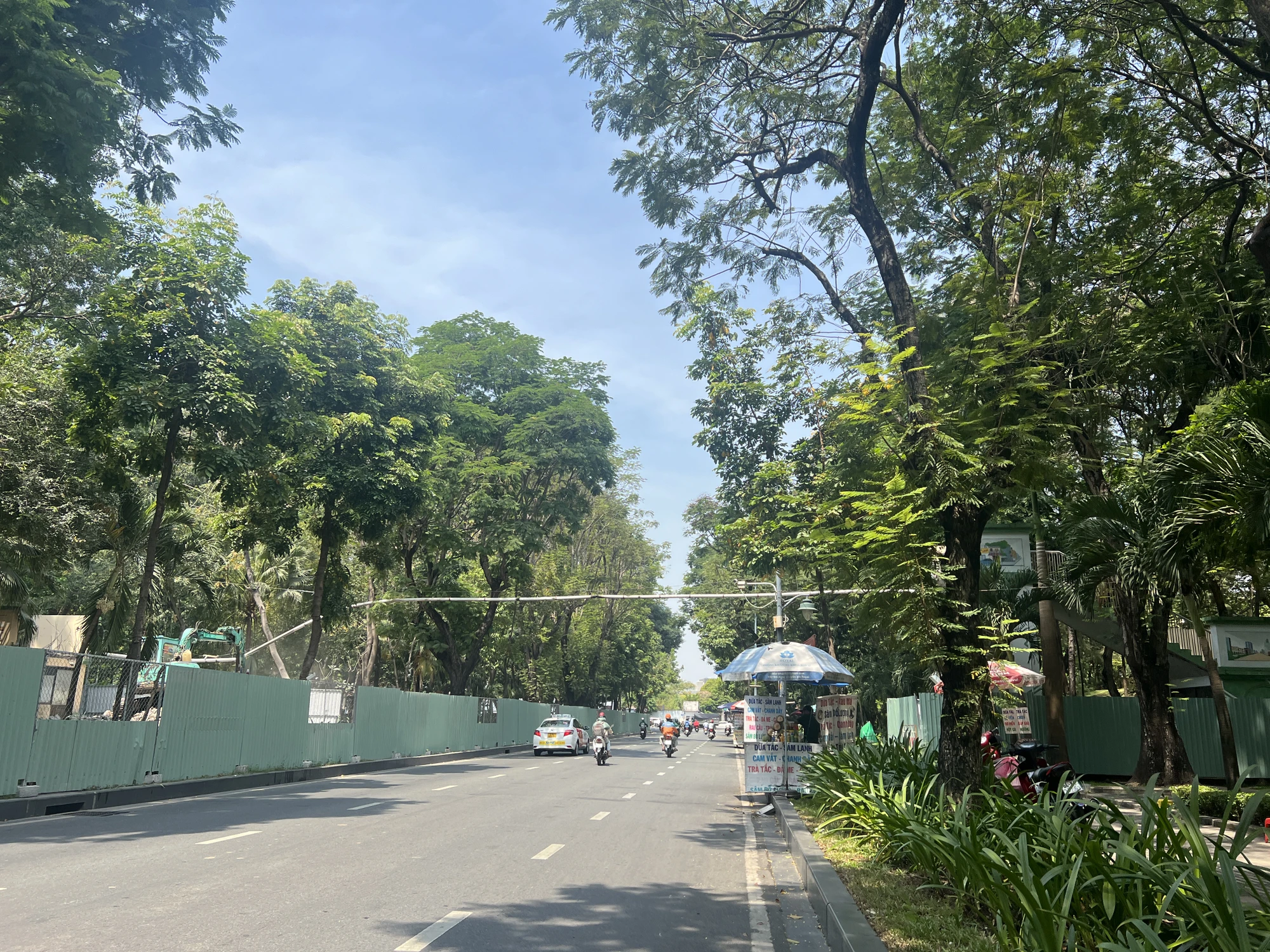 Nhà thầu đang di dời cây xanh, tháo dỡ cầu bộ hành ở đường nối Trần Quốc Hoàn - Cộng Hòa. Ảnh: ĐÀO TRANG Nhà thầu đang di dời cây xanh, tháo dỡ cầu bộ hành ở đường nối Trần Quốc Hoàn - Cộng Hòa. Ảnh: ĐÀO TRANG