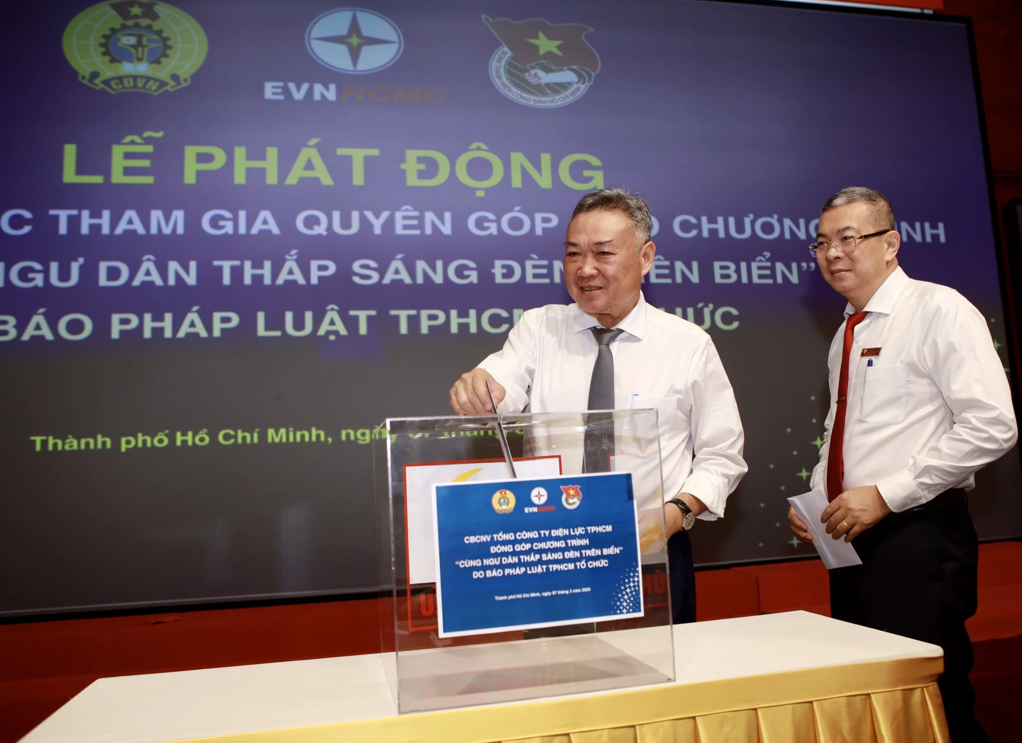 Điện lực TP.HCM đồng hành với Pháp Luật TP.HCM "Cùng ngư dân thắp sáng đèn trên biển"
