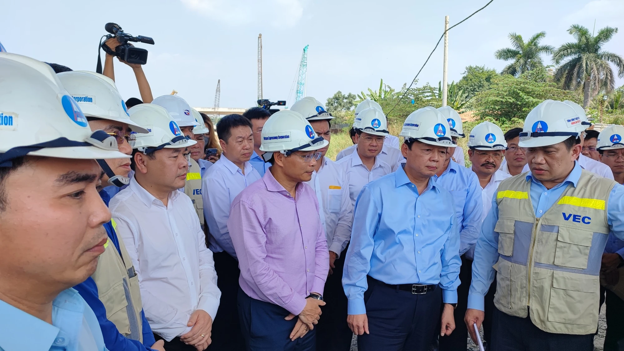 Đại diện VEC kiến nghị nhiều vấn đề với Phó Thủ tướng Trần Hồng Hà. Ảnh: Uyên Phương.
