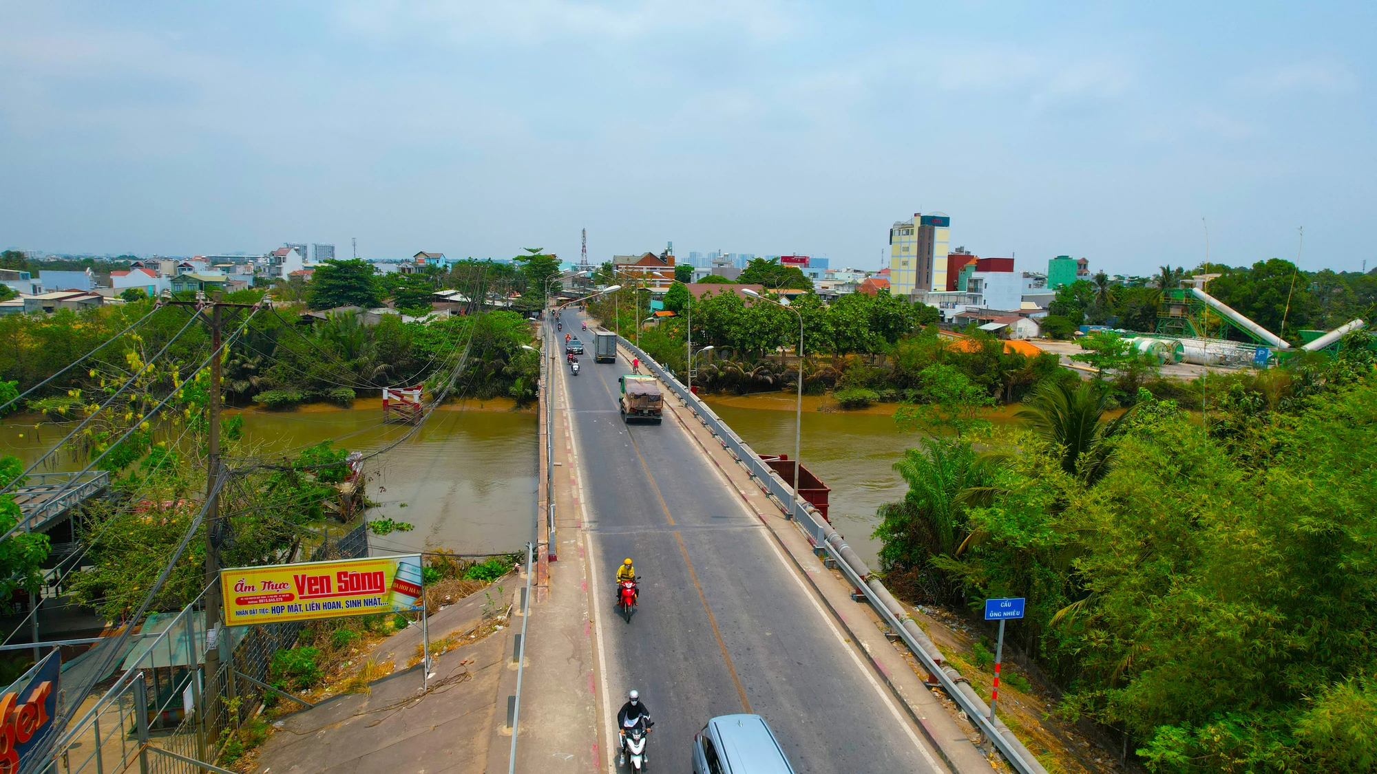 Dự án xây dựng cầu Ông Nhiêu cũng bị đội vốn, đã được HĐND TP.HCM thống nhất điều chỉnh tổng mức đầu tư lên hơn 763 tỉ đồng (tăng hơn 338 tỉ đồng). UBND TP Thủ Đức cũng cam kết bàn giao mặt bằng dự án cầu Ông Nhiêu trong tháng 9-2023 để chủ đầu tư tiếp tục triển khai thi công. Dự án xây dựng cầu Ông Nhiêu cũng bị đội vốn, đã được HĐND TP.HCM thống nhất điều chỉnh tổng mức đầu tư lên hơn 763 tỉ đồng (tăng hơn 338 tỉ đồng). UBND TP Thủ Đức cũng cam kết bàn giao mặt bằng dự án cầu Ông Nhiêu trong tháng 9-2023 để chủ đầu tư tiếp tục triển khai thi công.