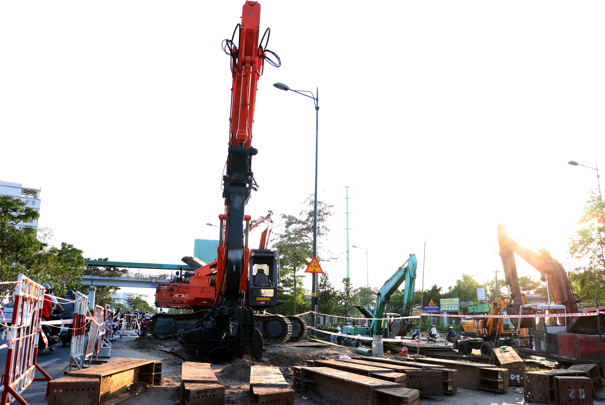 Theo đơn vị thi công, sau nhiều ngày tìm vị trí xì tuyến ống nước, đến sáng ngày 27-3 đã xác định được vị trí. Ngay sau đó, đơn vị thi công đã tiến hành vá đường ống. Theo đơn vị thi công, sau nhiều ngày tìm vị trí xì tuyến ống nước, đến sáng ngày 27-3 đã xác định được vị trí. Ngay sau đó, đơn vị thi công đã tiến hành vá đường ống.