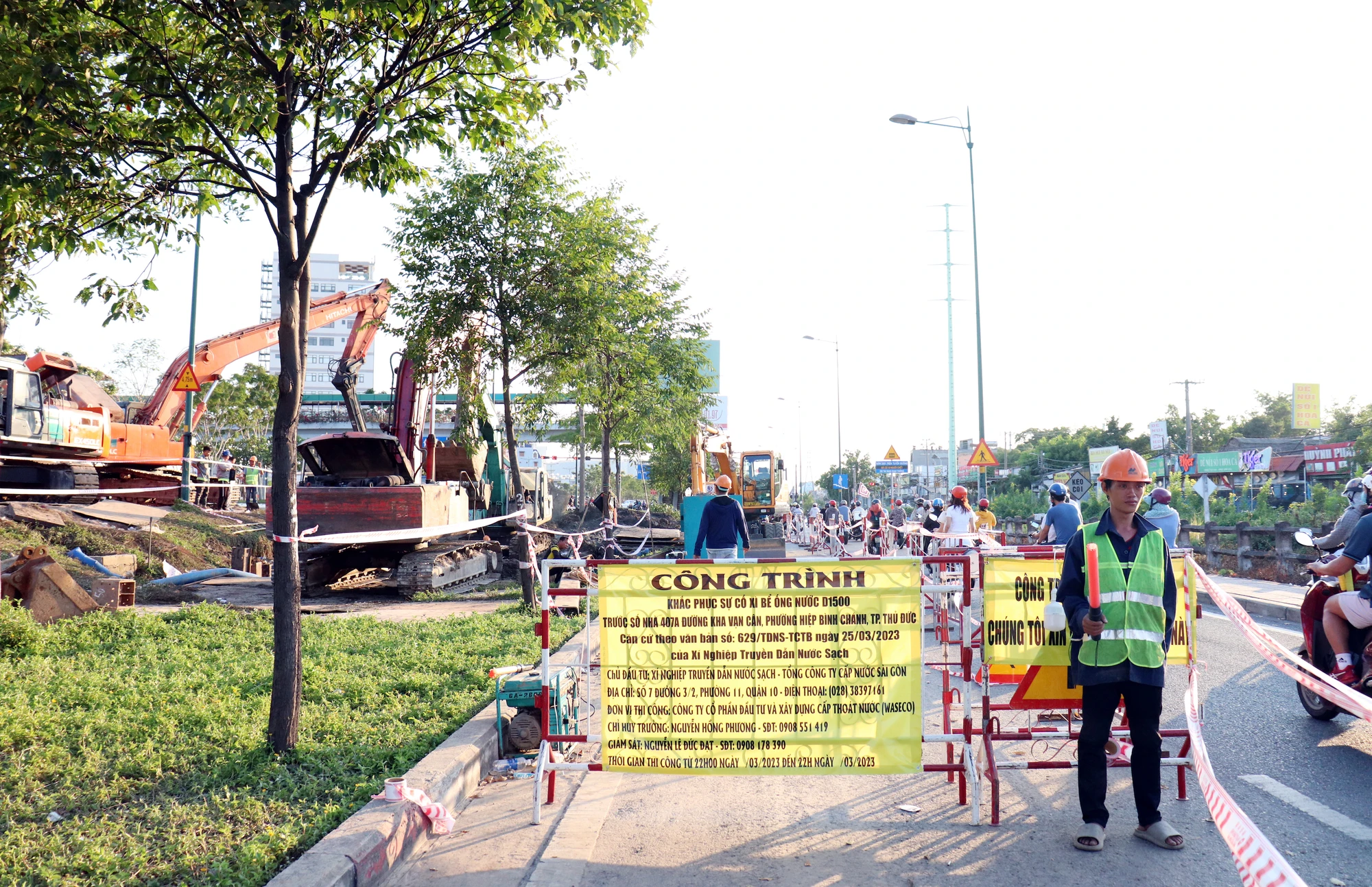 Trong quá trình tìm nguyên nhân, khắc phục sự cố, đơn vị triển khai thi công luôn túc trực, phân luồng giao thông để đảm bảo an toàn giao thông trên đường Phạm Văn Đồng. Trong quá trình tìm nguyên nhân, khắc phục sự cố, đơn vị triển khai thi công luôn túc trực, phân luồng giao thông để đảm bảo an toàn giao thông trên đường Phạm Văn Đồng.