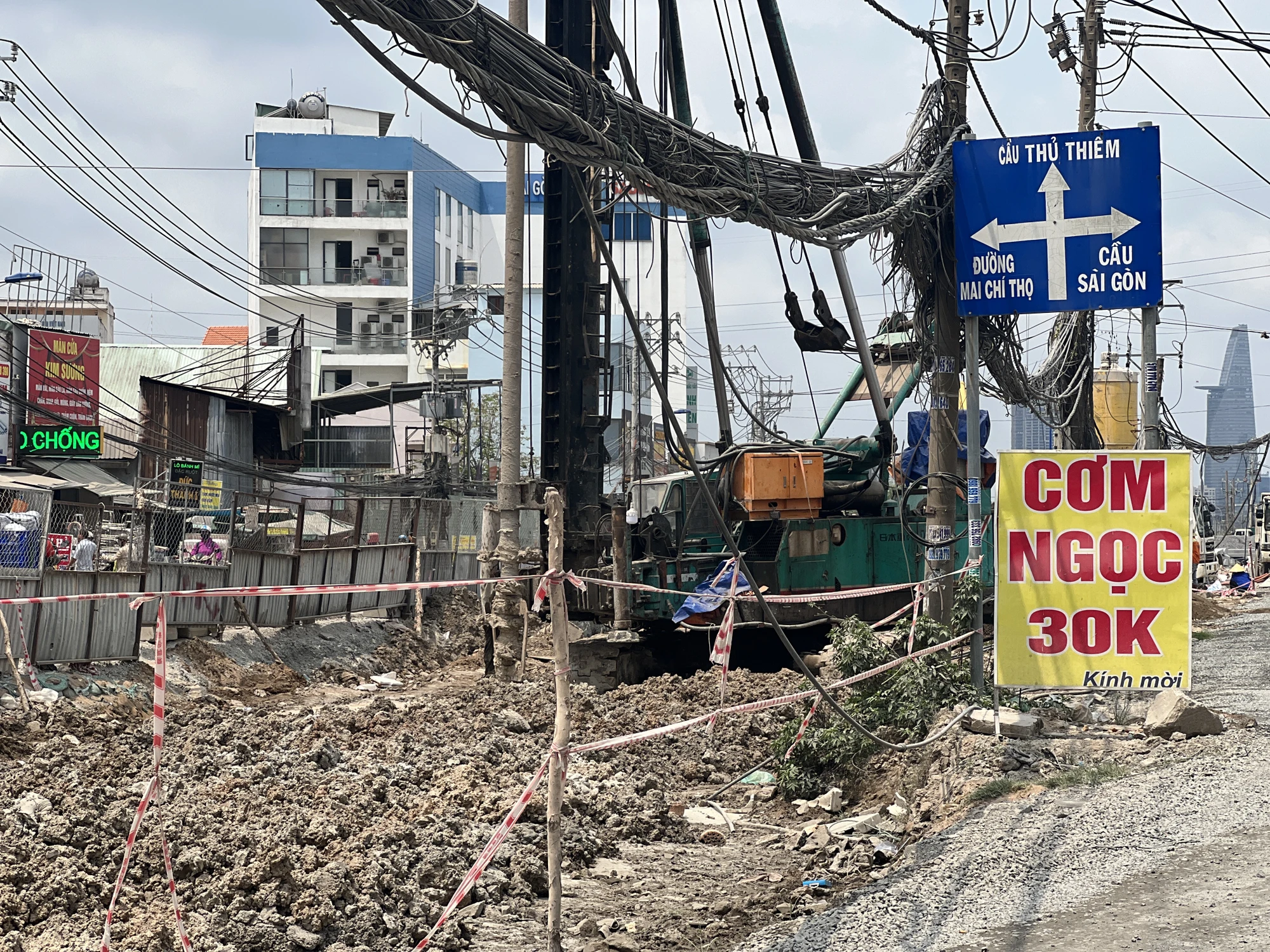 Theo Ban Giao thông, hiện nay dự án đang phải xử lý nền đất yếu, cộng với việc công tác giải phóng mặt bằng chưa hoàn tất nên phải chia thành nhiều mũi thi công.