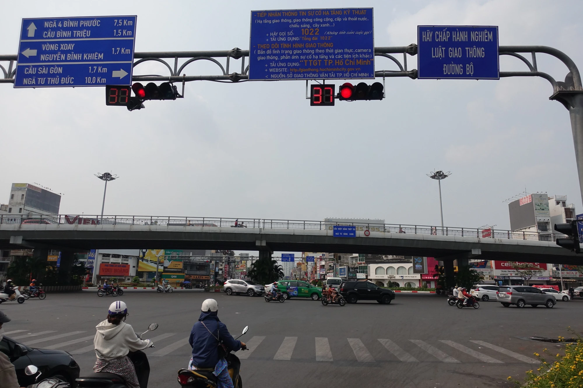 Phương án phân luồng như sau: Trên đường Xô Viết Nghệ Tĩnh (đoạn từ ngã tư Hàng Xanh đến đường Bạch Đằng) sẽ cấm dừng xe và đỗ xe trong khoảng thời gian từ 6-8 giờ và 16-18 giờ, cấm đỗ xe từ 8-16 giờ và từ 18-22 giờ. Phương án phân luồng như sau: Trên đường Xô Viết Nghệ Tĩnh (đoạn từ ngã tư Hàng Xanh đến đường Bạch Đằng) sẽ cấm dừng xe và đỗ xe trong khoảng thời gian từ 6-8 giờ và 16-18 giờ, cấm đỗ xe từ 8-16 giờ và từ 18-22 giờ.