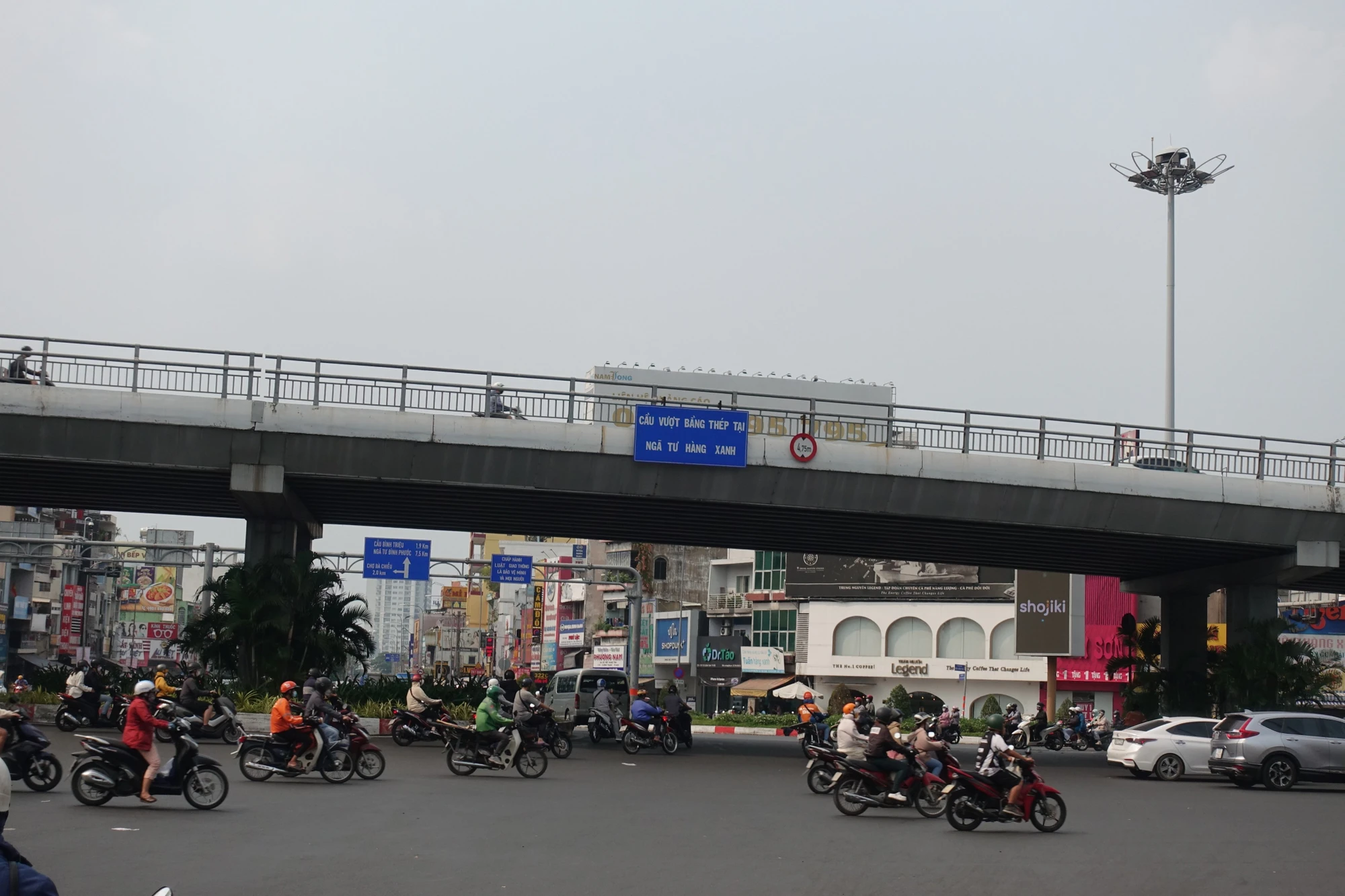 Đồng thời, Sở GTVT TP cũng sẽ dịch chuyển dải phân cách tim đường khoảng 45m sang trái 1,5m (hướng từ ngã tư Hàng Xanh đến đường Bạch Đằng). Đồng thời, Sở GTVT TP cũng sẽ dịch chuyển dải phân cách tim đường khoảng 45m sang trái 1,5m (hướng từ ngã tư Hàng Xanh đến đường Bạch Đằng).