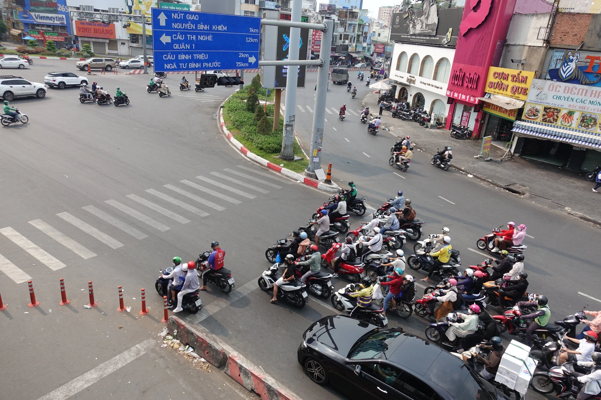 Trung tâm Quản lý Hạ tầng giao thông đường bộ TPHCM cũng đã có văn bản gửi Công ty CP công trình giao thông Sài Gòn yêu cầu nhanh chóng triển khai di dời, sản xuất, lắp đặt biển báo và dải phân cách di động trên đường Điện Biên Phủ, Xô Viết Nghệ Tĩnh và khu vực ngã tư Hàng Xanh. Trung tâm Quản lý Hạ tầng giao thông đường bộ TPHCM cũng đã có văn bản gửi Công ty CP công trình giao thông Sài Gòn yêu cầu nhanh chóng triển khai di dời, sản xuất, lắp đặt biển báo và dải phân cách di động trên đường Điện Biên Phủ, Xô Viết Nghệ Tĩnh và khu vực ngã tư Hàng Xanh.