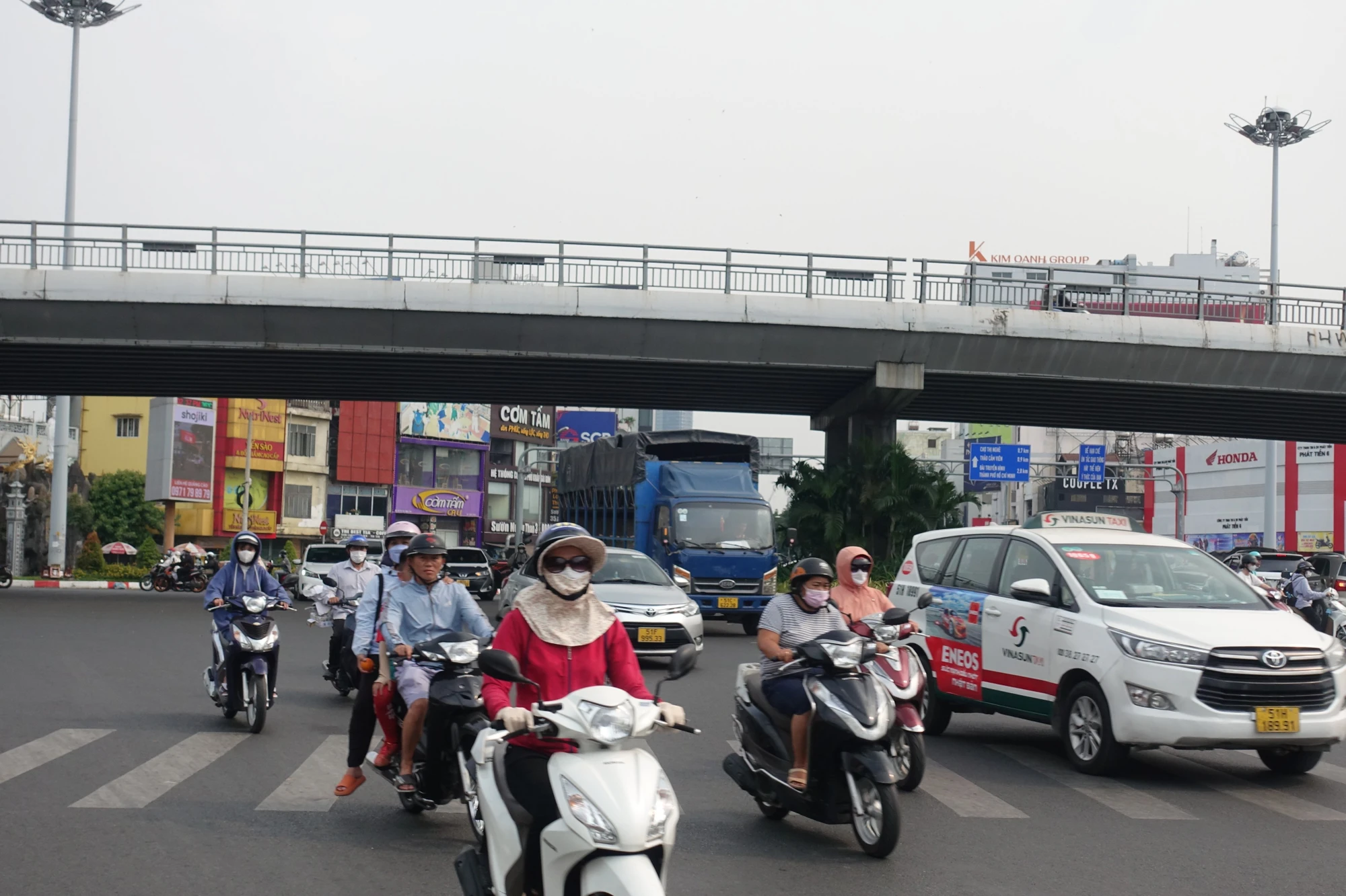Các công tác phân luồng, lắp đặt dải phân cách đang gấp rút triển khai. Các công tác phân luồng, lắp đặt dải phân cách đang gấp rút triển khai.
