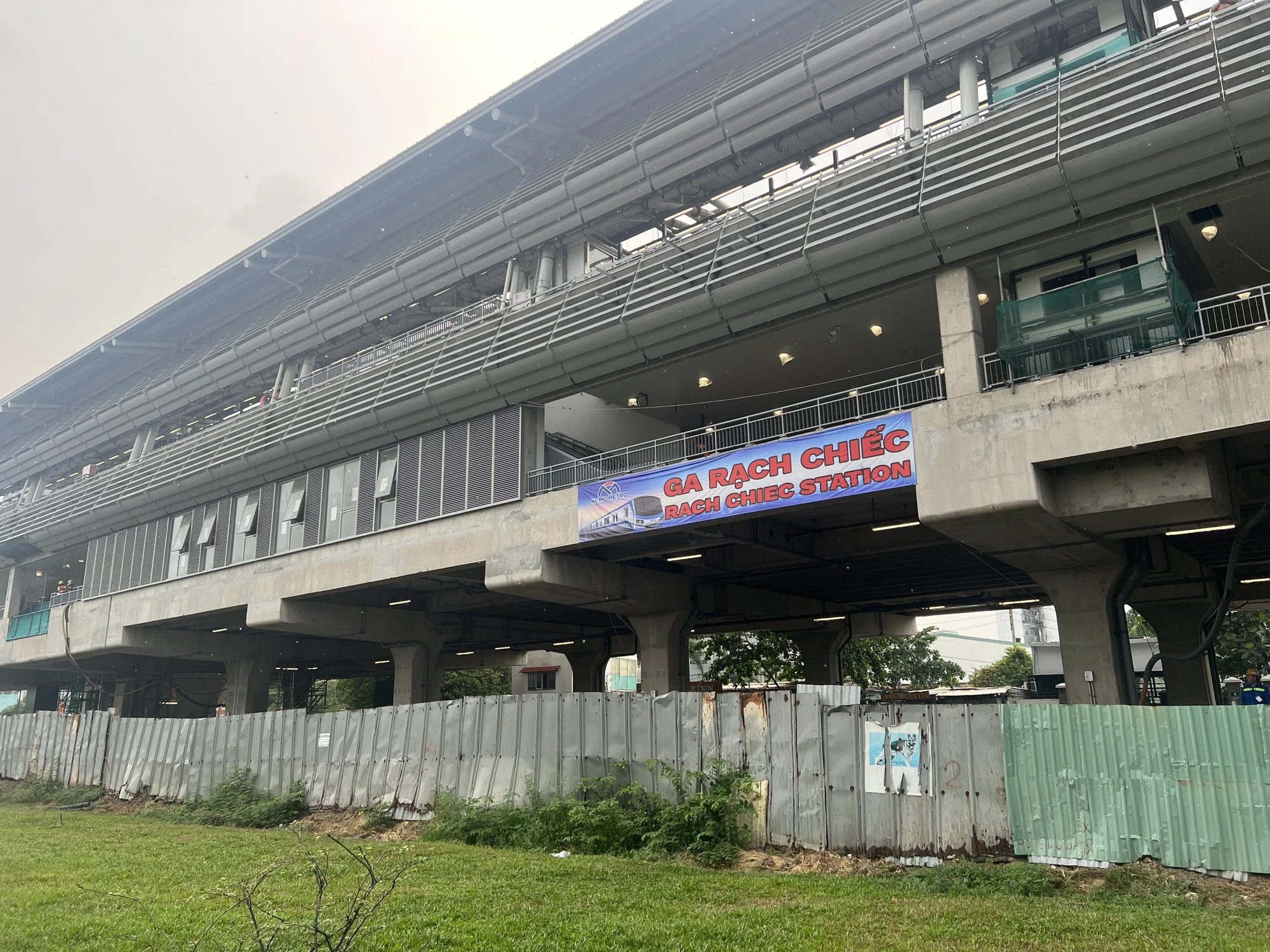 Ga Rạch Chiếc, nằm gần cầu Rạch Chiếc, trên đường Xa lộ Hà Nội. Ảnh: ĐÀO TRANG. Ga Rạch Chiếc, nằm gần cầu Rạch Chiếc, trên đường Xa lộ Hà Nội. Ảnh: ĐÀO TRANG.