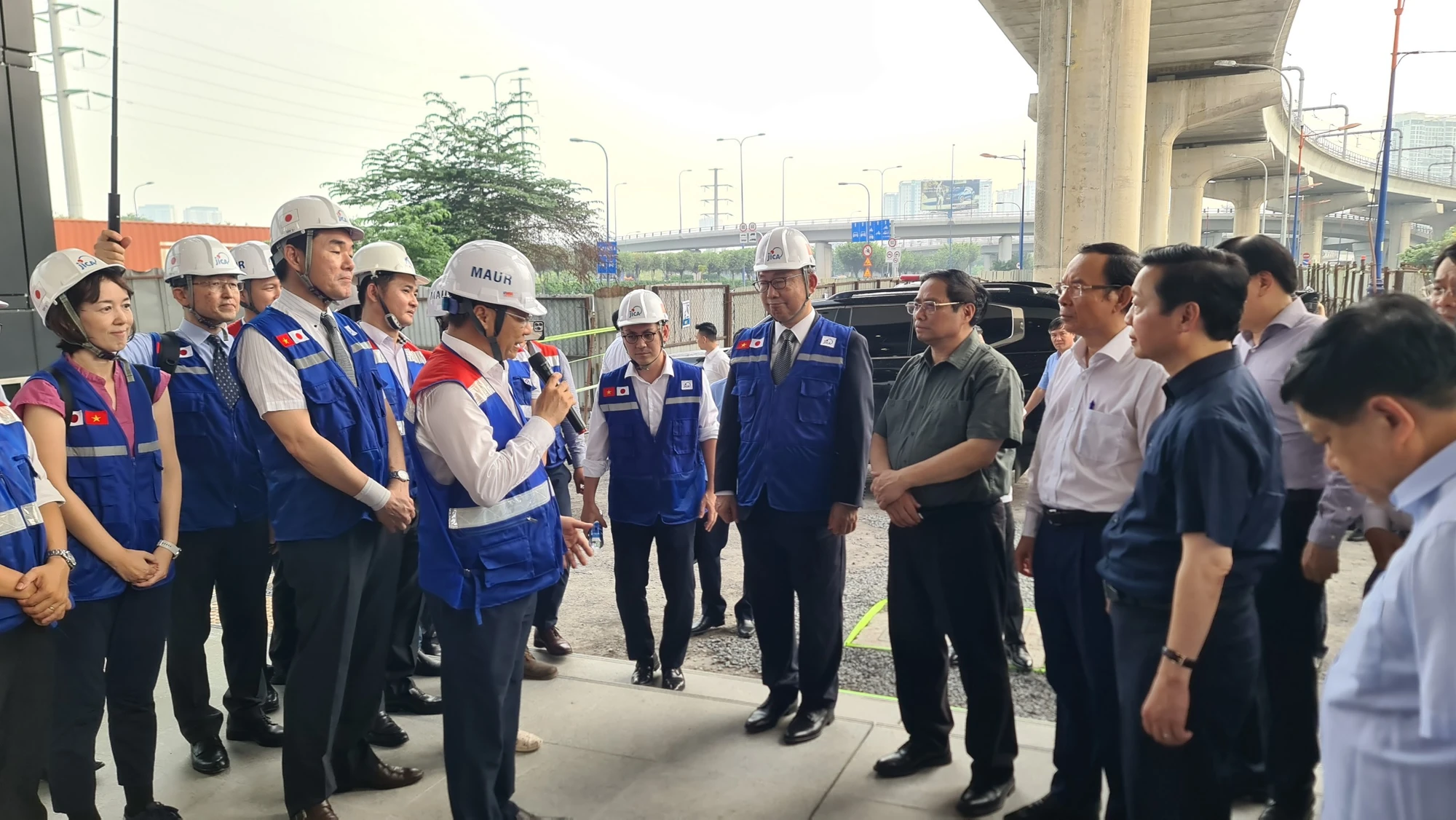 Đại diện Ban Quản lý đường sắt đô thị số 1 báo cáo tiến độ toàn tuyến. Ảnh: MAUR, Đại diện Ban Quản lý đường sắt đô thị số 1 báo cáo tiến độ toàn tuyến. Ảnh: MAUR,