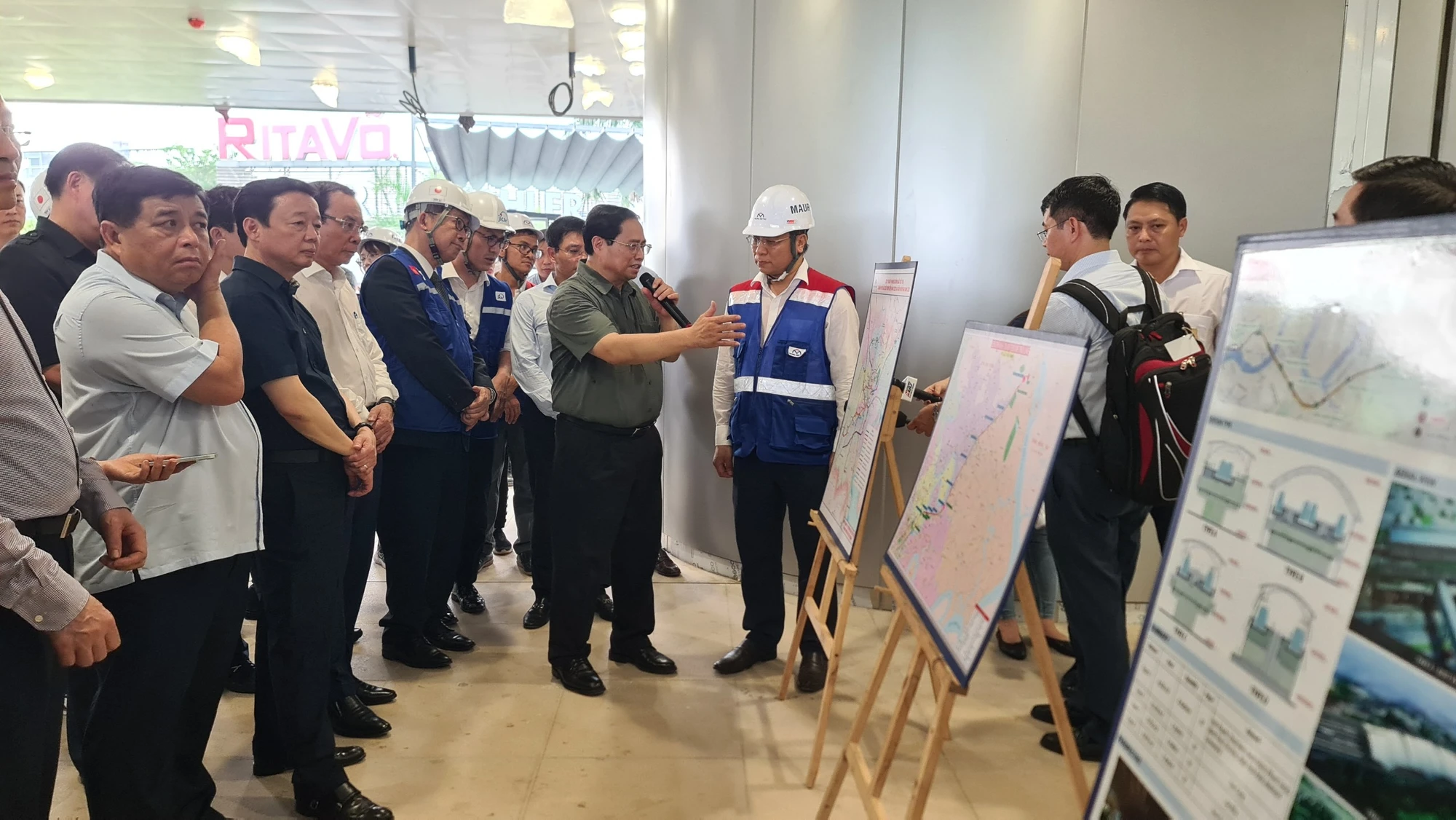 Thủ tướng trao đổi về dự án và các mốc tiến độ trong thời gian tới. Ảnh: MAUR. Thủ tướng trao đổi về dự án và các mốc tiến độ trong thời gian tới. Ảnh: MAUR.