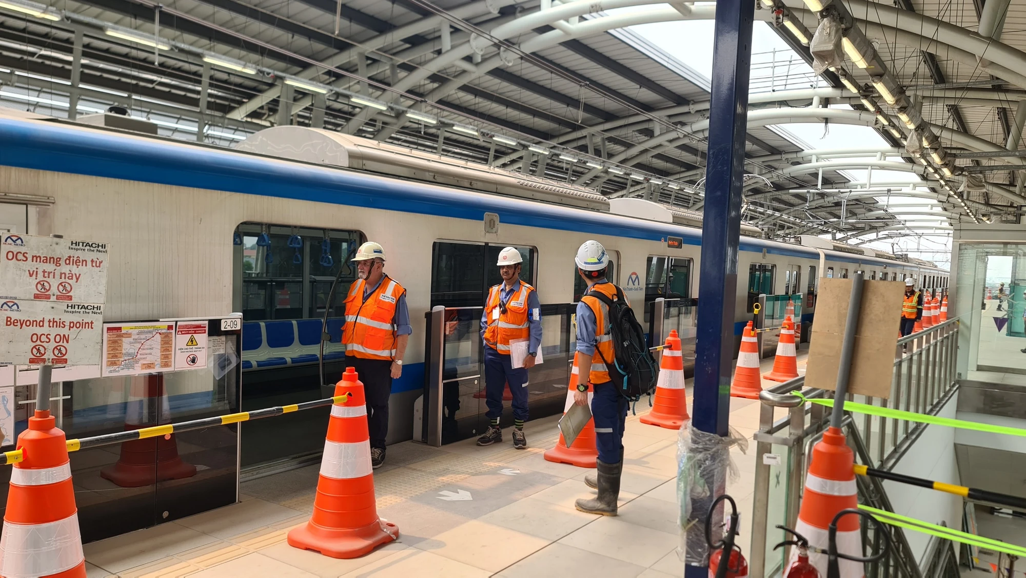 Nhà thầu Hitachi đã chuẩn bị phương tiện, sẵn sàng cho việc vận hành thử nghiệm từ ga Rạch Chiếc tới ga Đại học Quốc gia. Ảnh: PM. Nhà thầu Hitachi đã chuẩn bị phương tiện, sẵn sàng cho việc vận hành thử nghiệm từ ga Rạch Chiếc tới ga Đại học Quốc gia. Ảnh: PM.