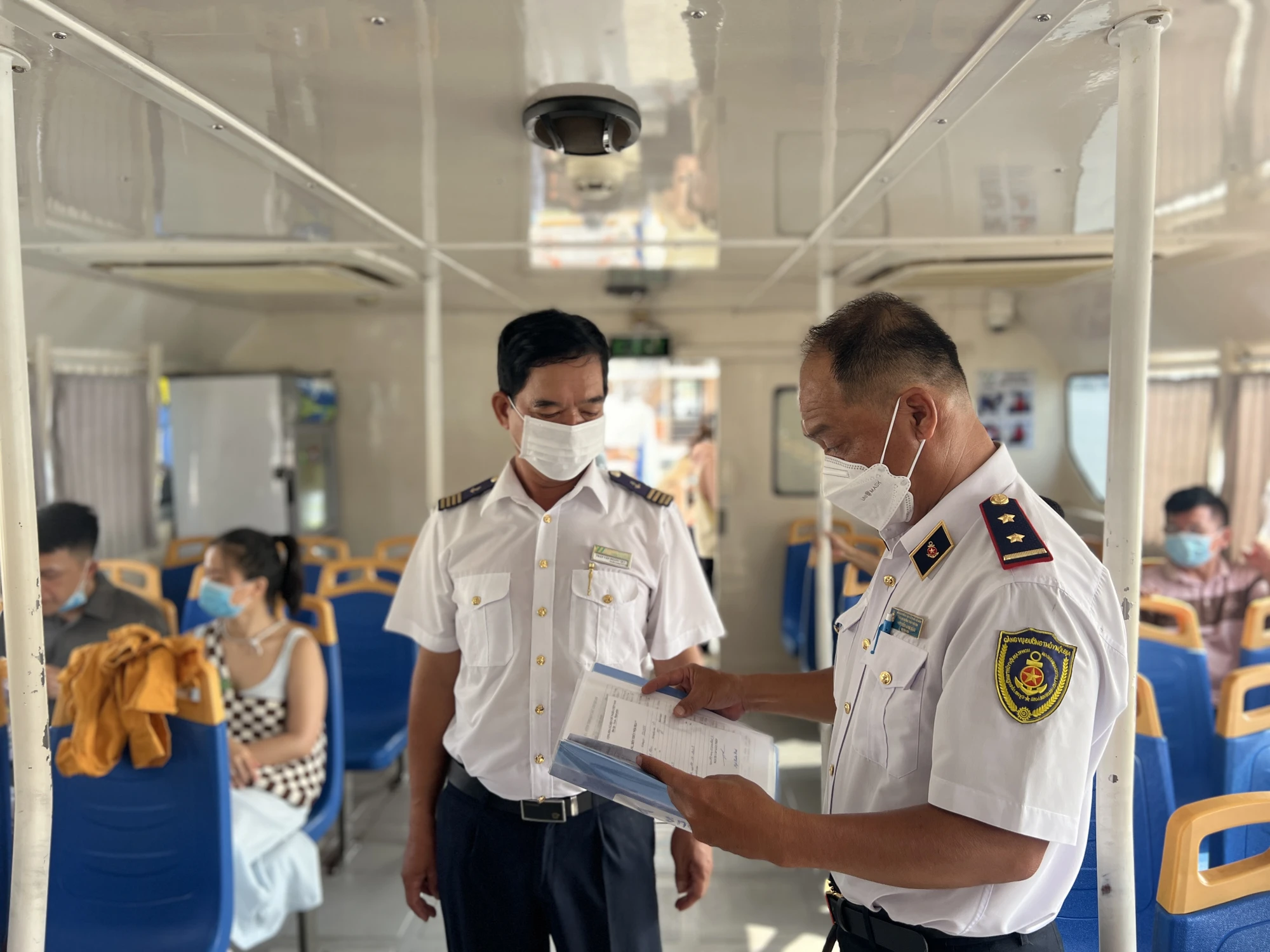 Cảng vụ Đường thủy nội địa TP.HCM đang kiểm tra các giấy tờ, lượng hành khách trước khi xuất bến. Ảnh: ĐÀO TRANG. Cảng vụ Đường thủy nội địa TP.HCM đang kiểm tra các giấy tờ, lượng hành khách trước khi xuất bến. Ảnh: ĐÀO TRANG.