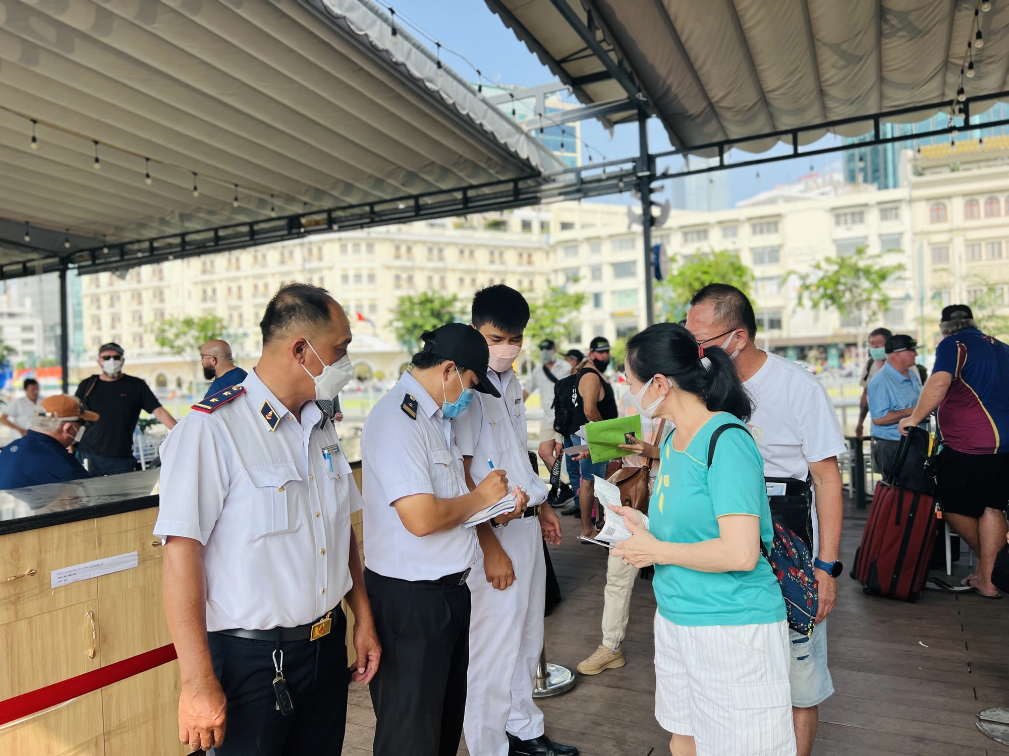 Cảng vụ Đường thủy nội địa kiểm tra thông tin hành khách trước khi lên tàu. Ảnh: ĐÀO TRANG. Cảng vụ Đường thủy nội địa kiểm tra thông tin hành khách trước khi lên tàu. Ảnh: ĐÀO TRANG.
