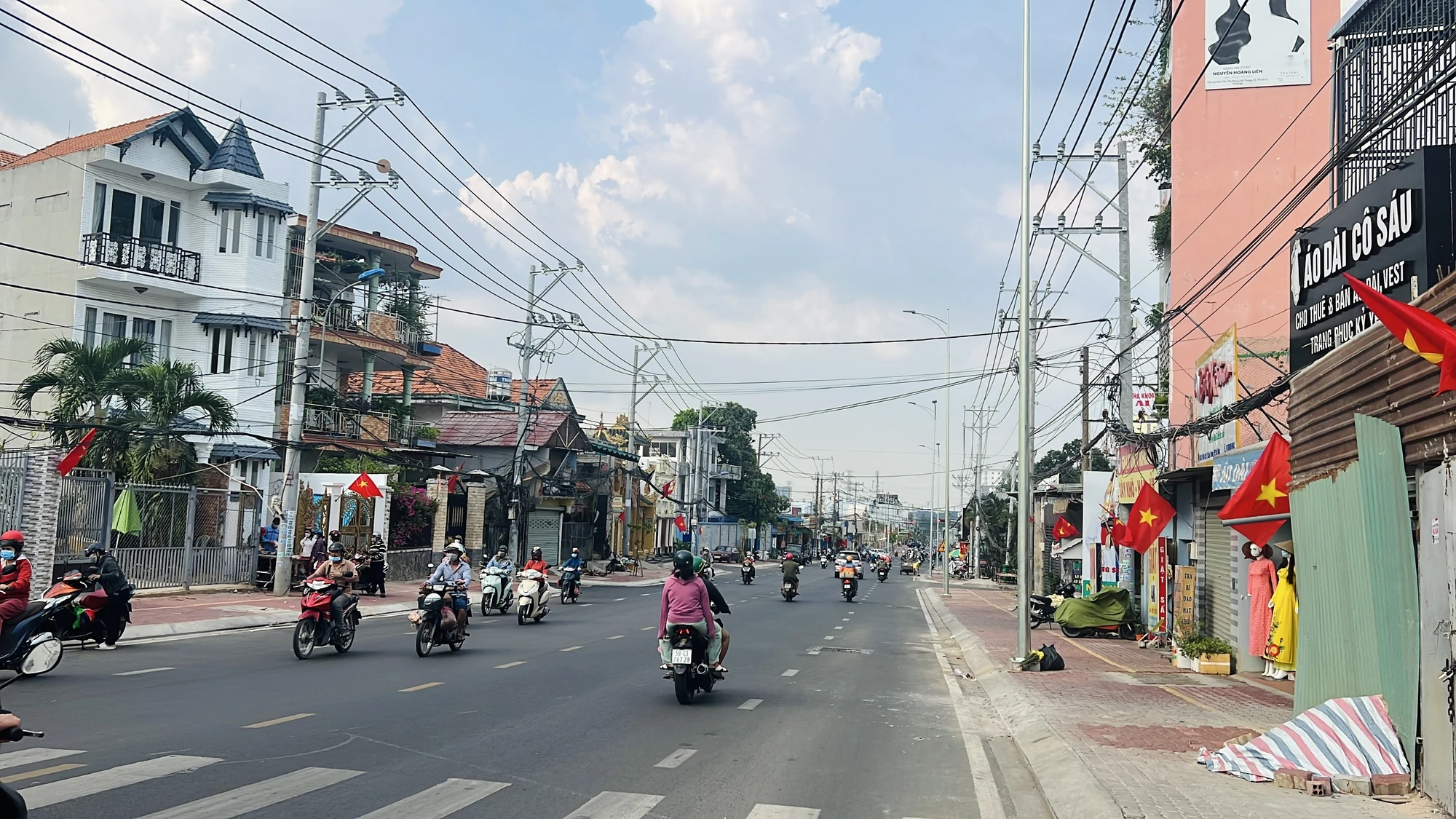 Đại diện Ban quản lý dự án đầu tư xây dựng khu vực TP Thủ Đức cho biết đường Lê Văn Chí chia làm 2 giai đoạn. Hiện tại, Gói thầu xây lắp số 1 (đoạn từ giáp đường Võ Văn Ngân đến ngã ba Hoàng Diệu + 150 m) đã hoàn thành trước đó và đưa vào khai thác. Giai đoạn 2 (Ngã ba Hoàng Diệu - Quốc lộ 1A) được khởi công từ tháng 11-2021, đến nay đã cơ bản hoàn thành và dự kiến thông xe vào ngày 26-4. Đại diện Ban quản lý dự án đầu tư xây dựng khu vực TP Thủ Đức cho biết đường Lê Văn Chí chia làm 2 giai đoạn. Hiện tại, Gói thầu xây lắp số 1 (đoạn từ giáp đường Võ Văn Ngân đến ngã ba Hoàng Diệu + 150 m) đã hoàn thành trước đó và đưa vào khai thác. Giai đoạn 2 (Ngã ba Hoàng Diệu - Quốc lộ 1A) được khởi công từ tháng 11-2021, đến nay đã cơ bản hoàn thành và dự kiến thông xe vào ngày 26-4.