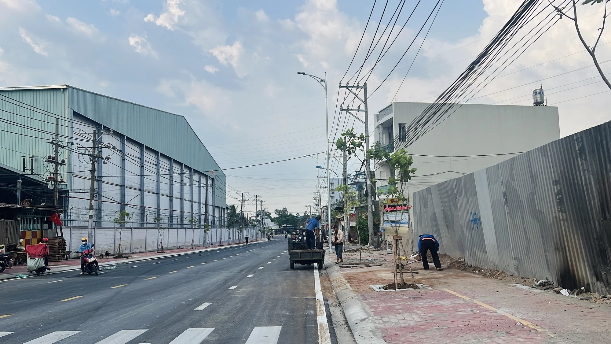 Đến thời điểm hiện nay, dự án đã cơ bản hoàn thành các hạng mục. Theo đó, ngày mai (26-4), TP Thủ Đức sẽ tổ chức lễ khánh thành đường Lê Văn Chí để chào mừng kỷ niệm lễ 30-4. Đến thời điểm hiện nay, dự án đã cơ bản hoàn thành các hạng mục. Theo đó, ngày mai (26-4), TP Thủ Đức sẽ tổ chức lễ khánh thành đường Lê Văn Chí để chào mừng kỷ niệm lễ 30-4.