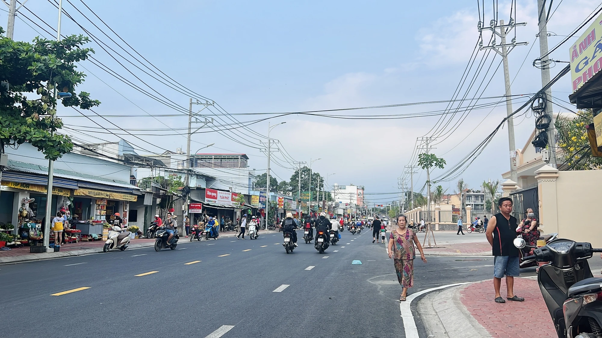Đường Lê Văn Chí (đoạn từ Võ Văn Ngân - Quốc lộ 1A) đã được mở rộng, thông thoáng. Đường Lê Văn Chí (đoạn từ Võ Văn Ngân - Quốc lộ 1A) đã được mở rộng, thông thoáng.