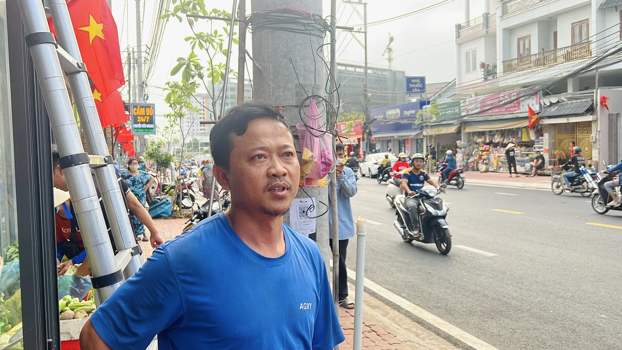 Anh Nguyễn Văn An, người dân trên địa bàn phường Linh Trung, TP Thủ Đức phấn khởi khi tuyến đường Lê Văn Chí đã cơ bản hoàn thành. Theo anh An, trước đây đường Lê Văn Chí thường xuyên bị ùn tắc, ngập khi trời mưa, nay dự án hoàn thành sẽ tạo điều kiện cho người dân lưu thông, phát triển kinh tế - xã hội. Anh Nguyễn Văn An, người dân trên địa bàn phường Linh Trung, TP Thủ Đức phấn khởi khi tuyến đường Lê Văn Chí đã cơ bản hoàn thành. Theo anh An, trước đây đường Lê Văn Chí thường xuyên bị ùn tắc, ngập khi trời mưa, nay dự án hoàn thành sẽ tạo điều kiện cho người dân lưu thông, phát triển kinh tế - xã hội.