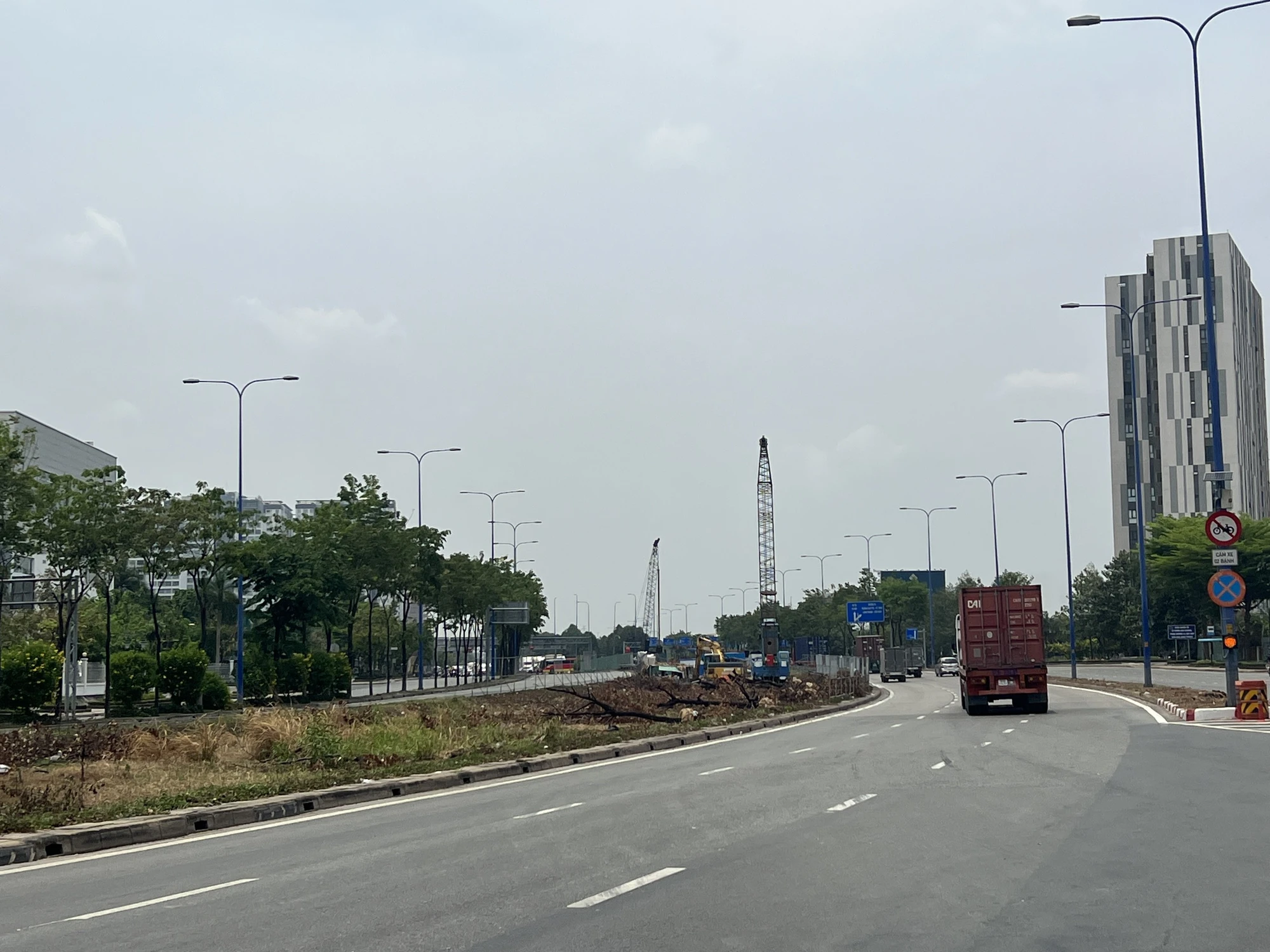 Đơn vị thi công đang di dời cây xanh, khoan thí nghiệm ở nút giao An Phú. Ảnh: ĐÀO TRANG Đơn vị thi công đang di dời cây xanh, khoan thí nghiệm ở nút giao An Phú. Ảnh: ĐÀO TRANG