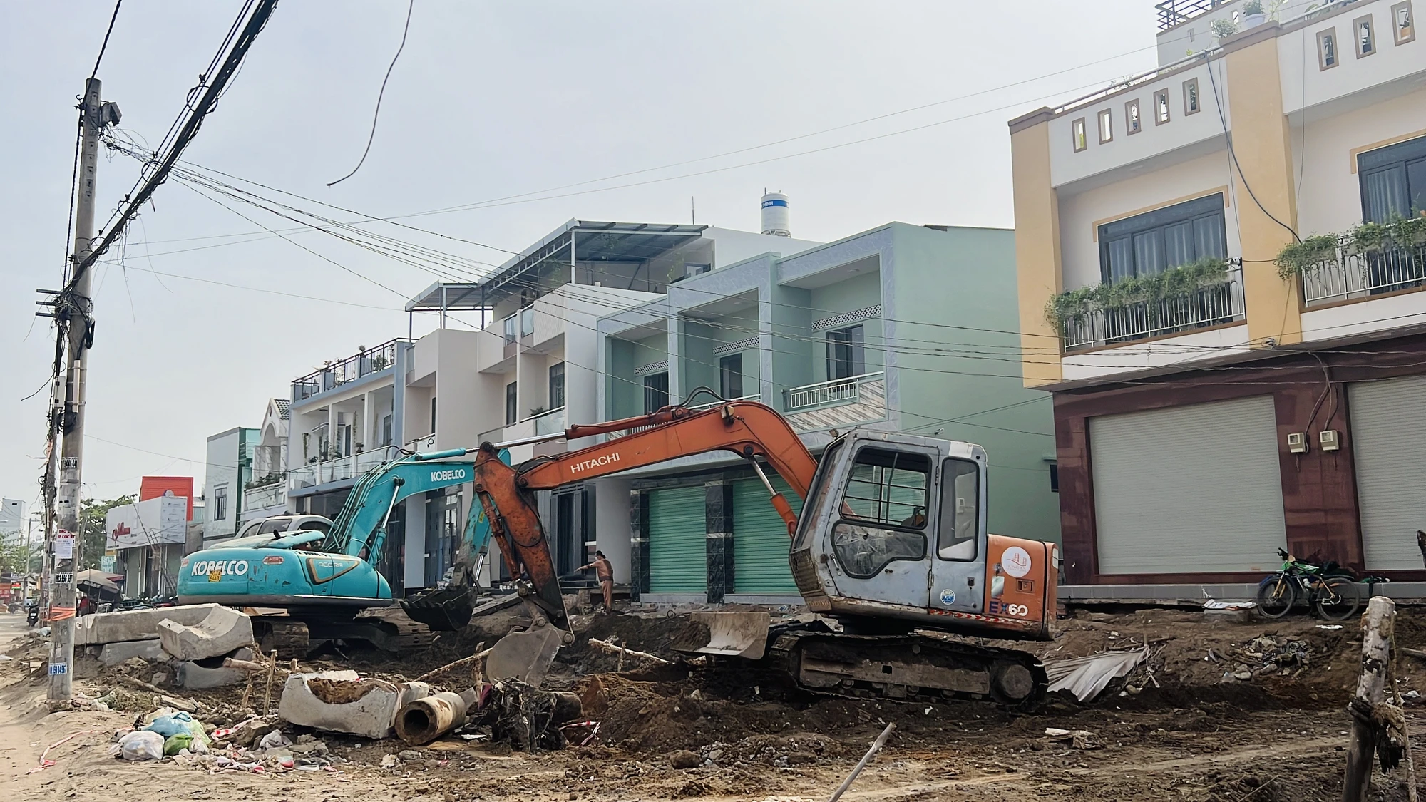 Hạng mục đường dẫn lên cầu được đơn vị thi công tích cực triển khai. Ảnh: ĐÀO TRANG Hạng mục đường dẫn lên cầu được đơn vị thi công tích cực triển khai. Ảnh: ĐÀO TRANG