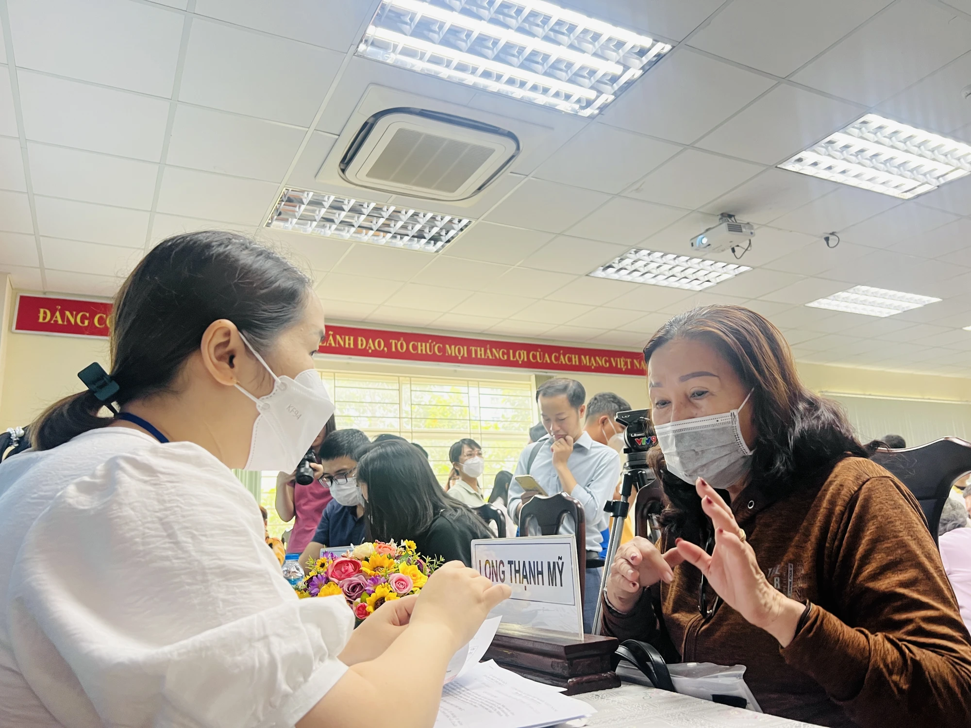 Cán bộ Ban bồi thường giải phóng mặt bằng, TP Thủ Đức hướng dẫn tỉ mỉ cho các hộ dân trong việc làm thủ tục, nhận bồi thường. Ảnh: ĐÀO TRANG Cán bộ Ban bồi thường giải phóng mặt bằng, TP Thủ Đức hướng dẫn tỉ mỉ cho các hộ dân trong việc làm thủ tục, nhận bồi thường. Ảnh: ĐÀO TRANG