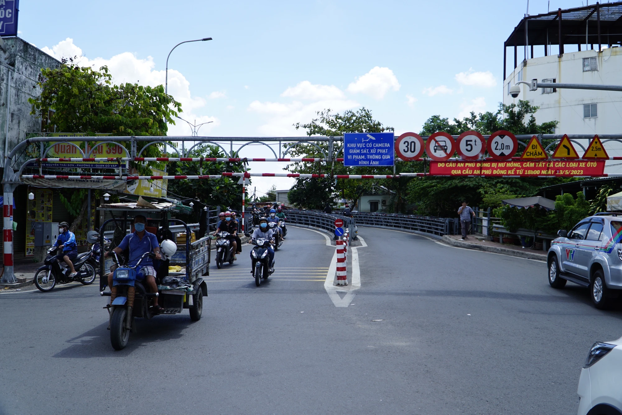 Hiện chỉ còn xe máy được phép lưu thông qua cầu sắt An Phú Đông. Ảnh: ĐÀO TRANG Hiện chỉ còn xe máy được phép lưu thông qua cầu sắt An Phú Đông. Ảnh: ĐÀO TRANG