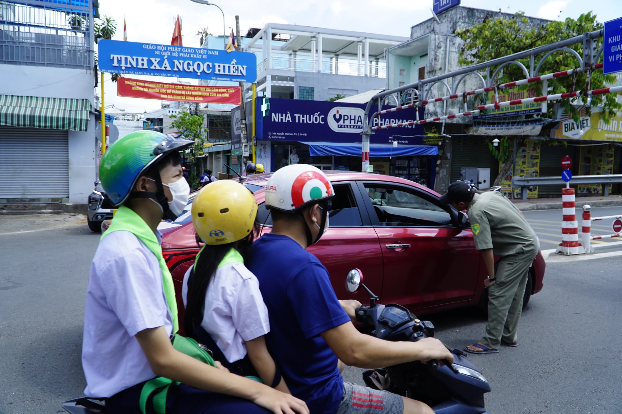 Lực lượng chức năng giải thích, hỗ trợ phân luồng giao thông. Ảnh: ĐÀO TRANG Lực lượng chức năng giải thích, hỗ trợ phân luồng giao thông. Ảnh: ĐÀO TRANG