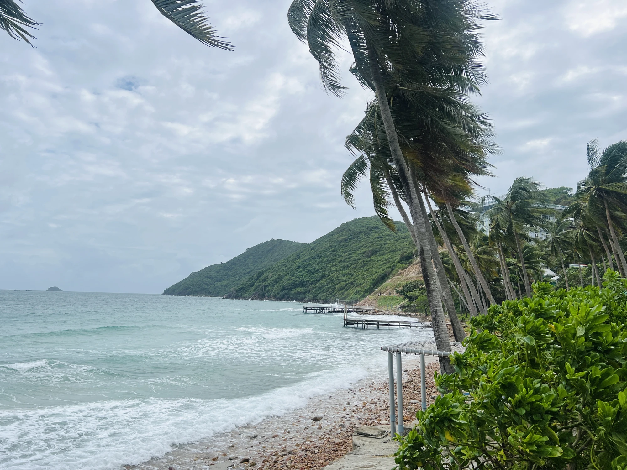 Bãi biển có bờ sỏi rất đặc trưng ở Nam Du. Ảnh: ĐÀO TRANG Bãi biển có bờ sỏi rất đặc trưng ở Nam Du. Ảnh: ĐÀO TRANG