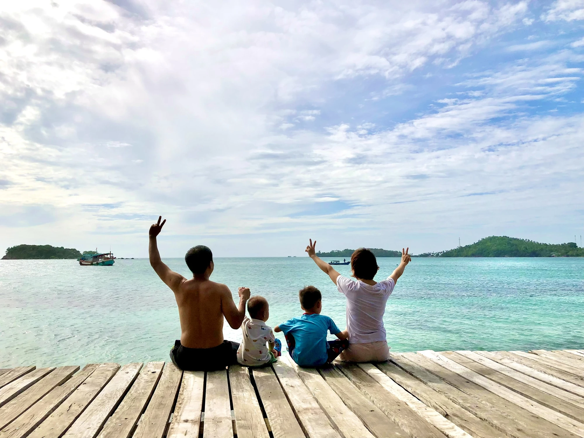 Cả gia đình cùng check in ở hòn Hai Bờ Đập. Ảnh: QUANG HUY Cả gia đình cùng check in ở hòn Hai Bờ Đập. Ảnh: QUANG HUY