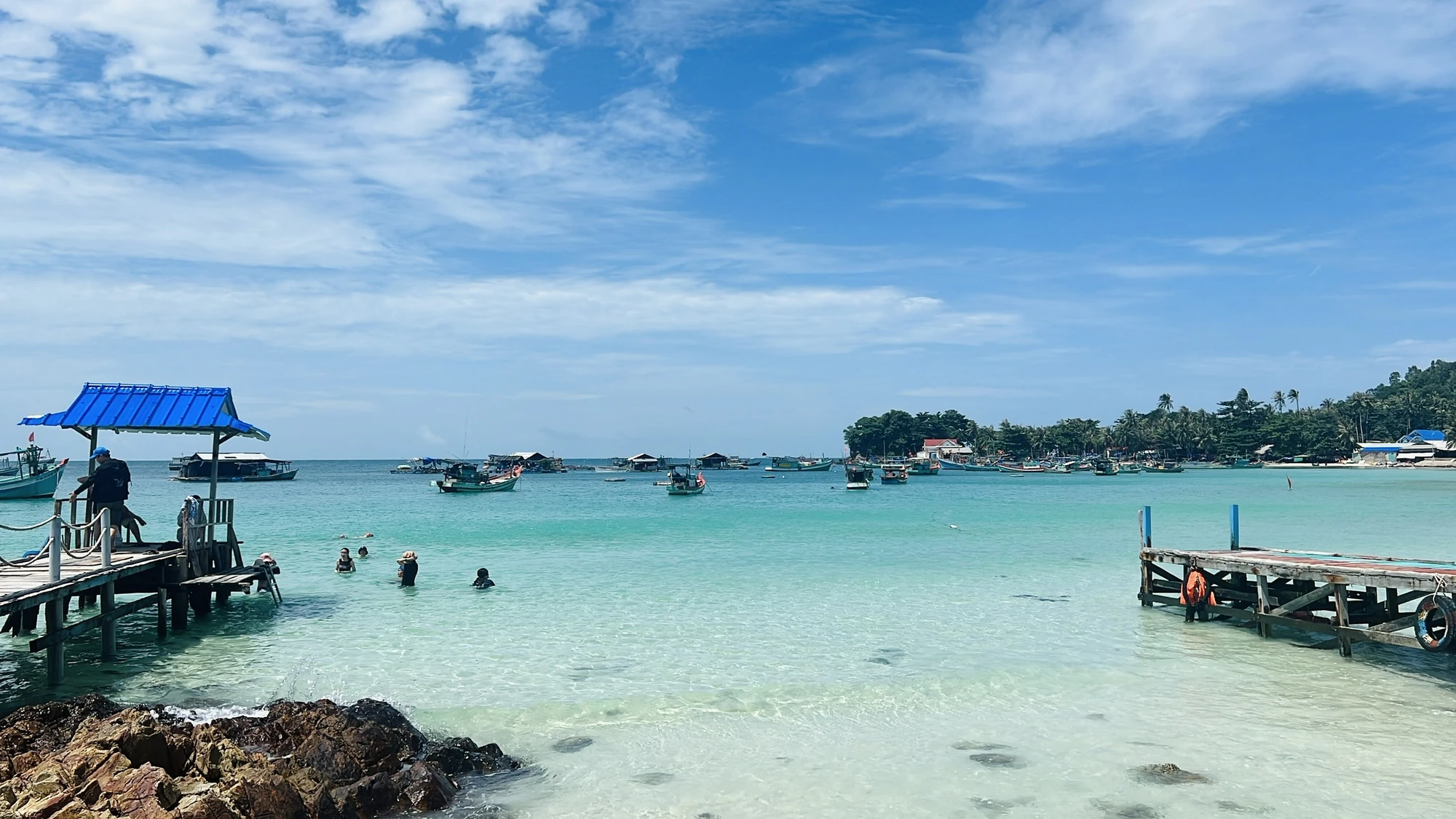 Toàn cảnh khung cảnh nhìn từ hòn Mấu. Ảnh: ĐÀO TRANG Toàn cảnh khung cảnh nhìn từ hòn Mấu. Ảnh: ĐÀO TRANG