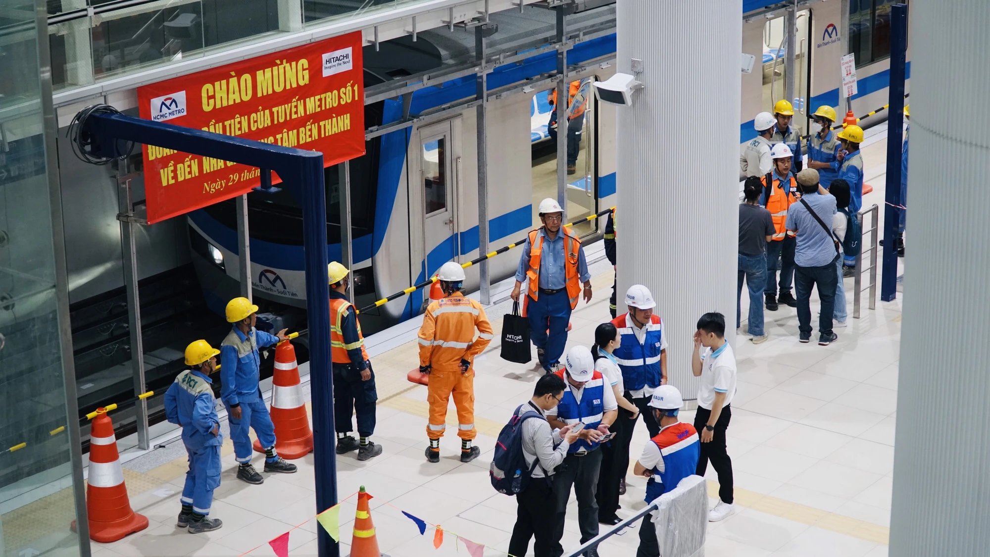 Ga Trung tâm Bến Thành - điểm xuất phát đầu tiên trong hành trình chạy thử. Ga Trung tâm Bến Thành - điểm xuất phát đầu tiên trong hành trình chạy thử.