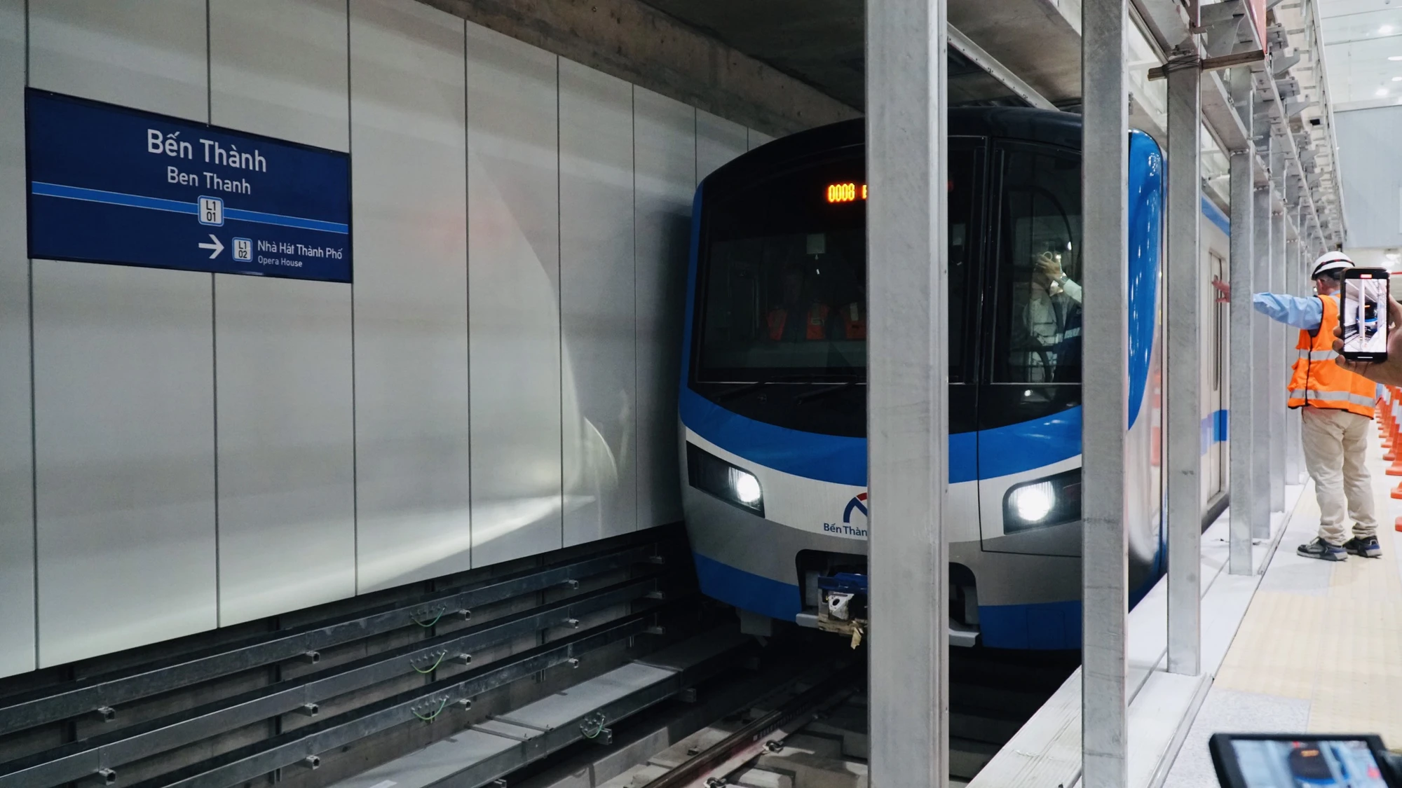 Ban Quản lý Đường sắt đô thị TP.HCM (MAUR) cho biết đây là lần đầu tiên tàu metro số 1 vận hành thử nghiệm toàn tuyến, một bước chuyển biến mới cho tuyến metro số 1. Ban Quản lý Đường sắt đô thị TP.HCM (MAUR) cho biết đây là lần đầu tiên tàu metro số 1 vận hành thử nghiệm toàn tuyến, một bước chuyển biến mới cho tuyến metro số 1.