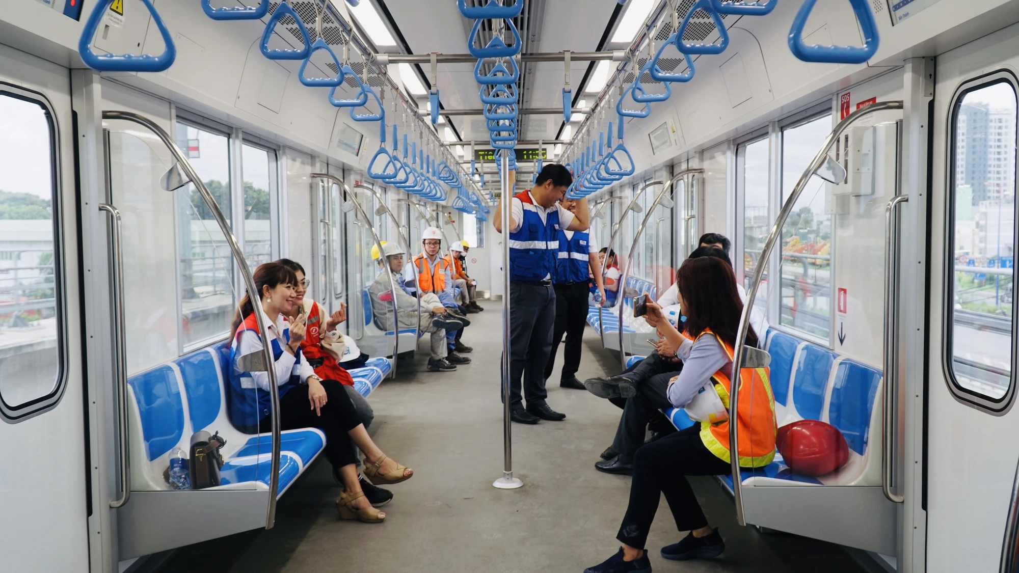 Ông Nguyễn Quốc Hiển - Phó Trưởng ban phụ trách Ban Quản lý đường sắt đô thị TP.HCN cho biết việc thử nghiệm cũng được chia thành nhiều giai đoạn. Từ thử nghiệm tĩnh, thử nghiệm động, thử nghiệm giao diện, thử nghiệm tích hợp… Ông Nguyễn Quốc Hiển - Phó Trưởng ban phụ trách Ban Quản lý đường sắt đô thị TP.HCN cho biết việc thử nghiệm cũng được chia thành nhiều giai đoạn. Từ thử nghiệm tĩnh, thử nghiệm động, thử nghiệm giao diện, thử nghiệm tích hợp…