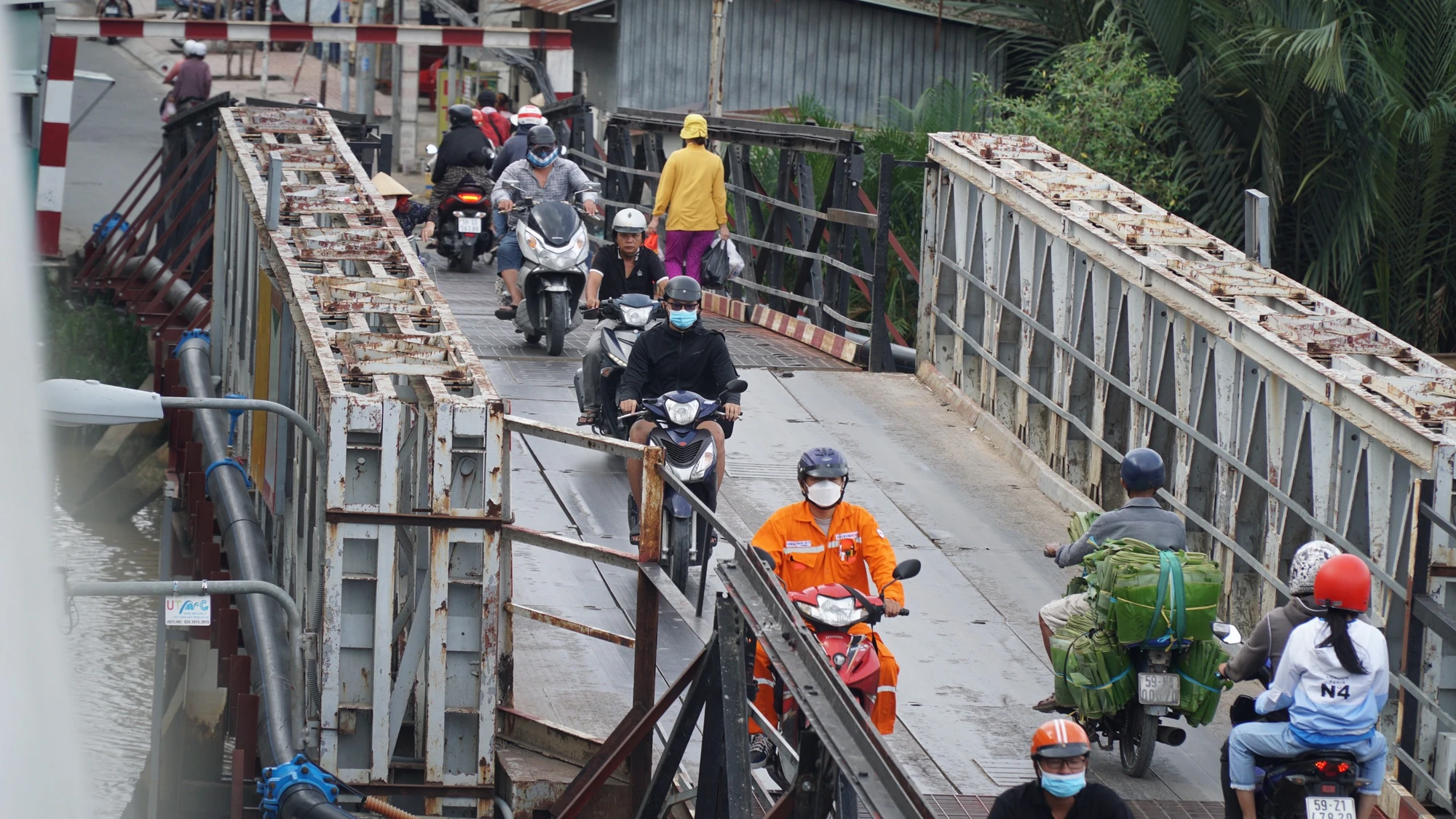 Cầu cũ xuống cấp, thường xuyên ùn ứ.