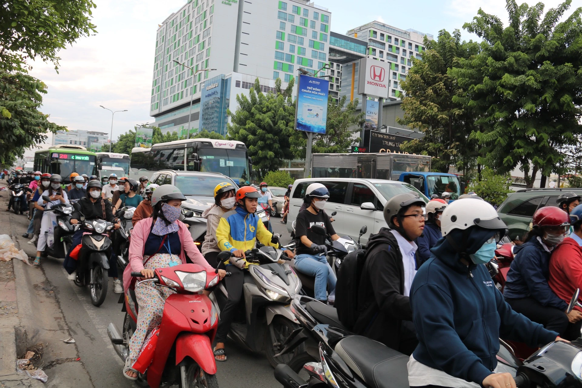 cua-ngo-tan-son-nhat-28-975.jpg