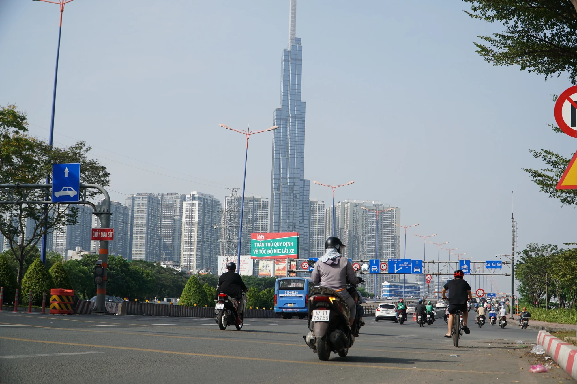 Đường sá thông thoáng vào ngày đầu năm mới.