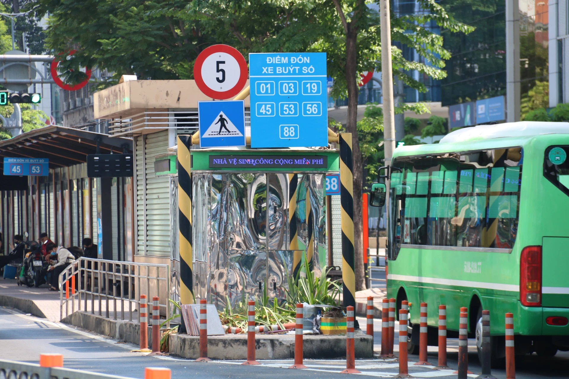 nha-ve-sinh-cong-cong-2.jpg