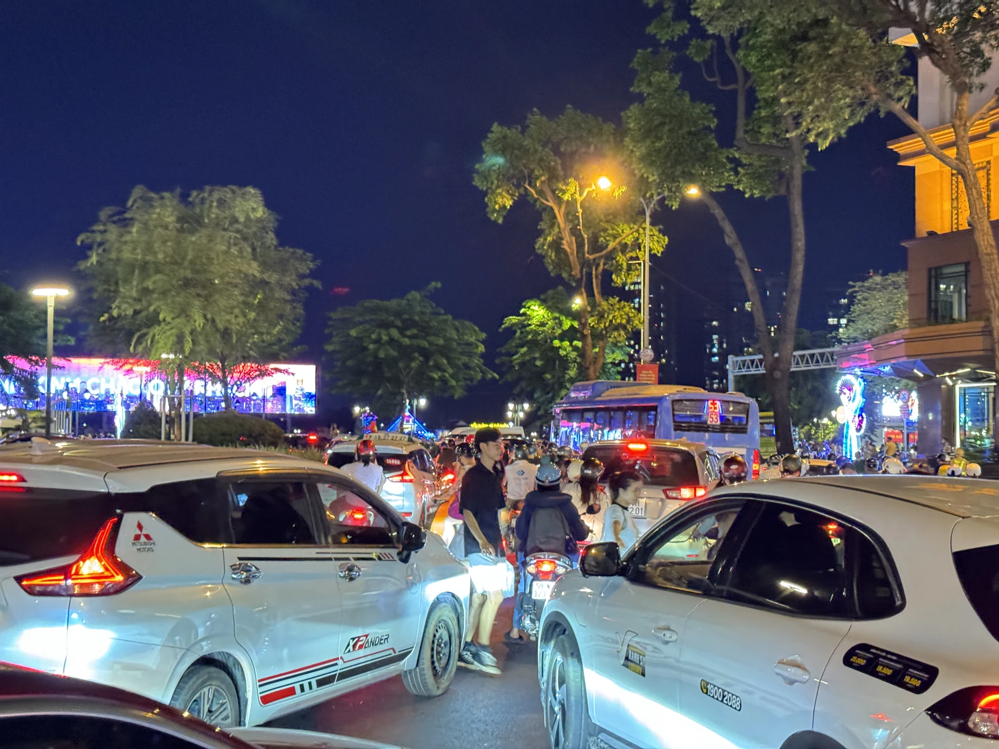 đêm 30-4, một số tuyến đường ùn ứ