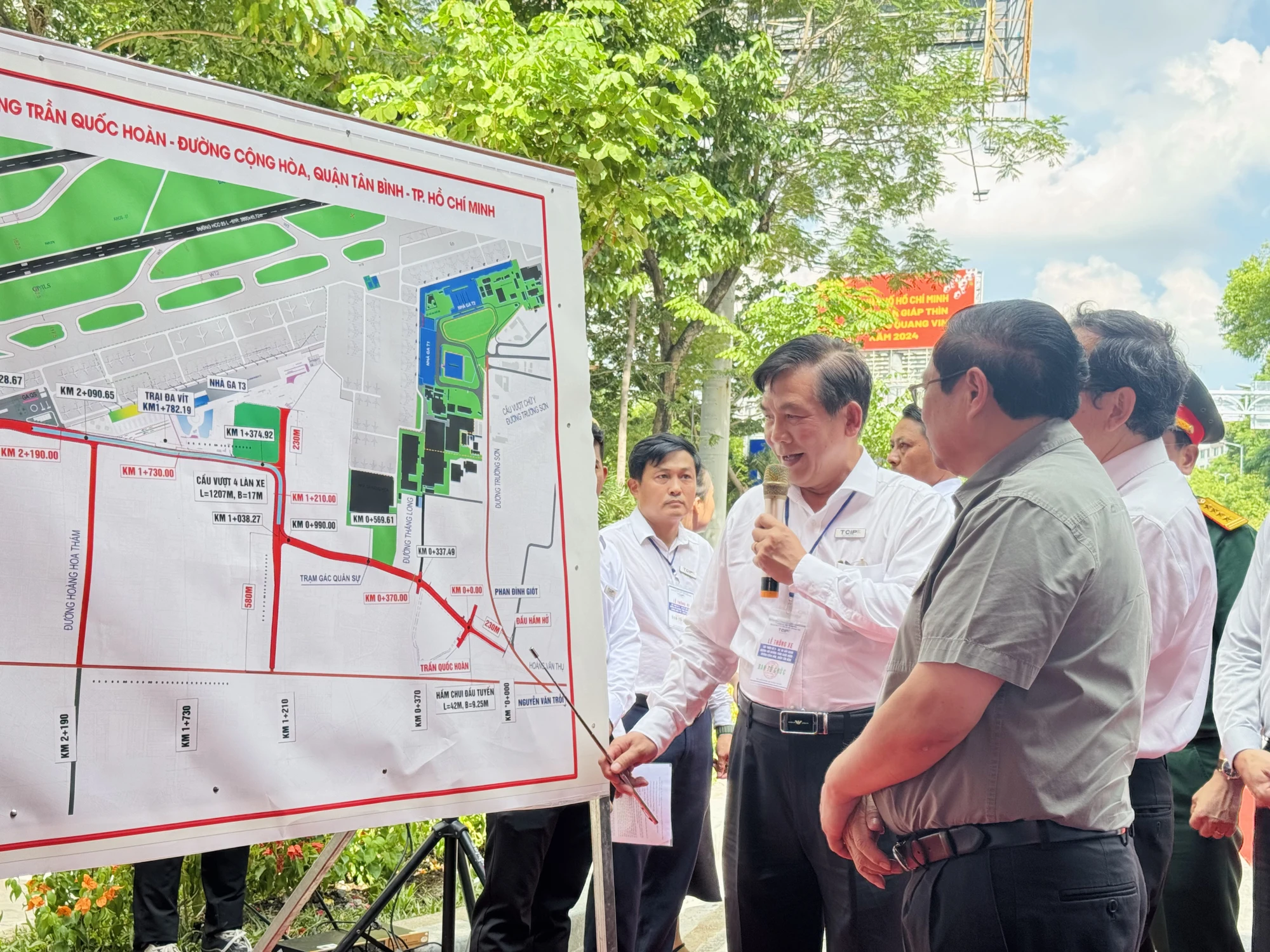 Thủ tướng Phạm Minh Chính đến dự buổi thông xe hầm chui Trần Quốc Hoàn- Phan Thúc Duyện kết nối nhà ga T3 và sân bay Tân Sơn Nhất vào ngày 10-8. Đây là một trong những dự án quan trọng làm thay đổi bộ mặt đô thị TP.HCM. Ảnh: ĐÀO TRANG