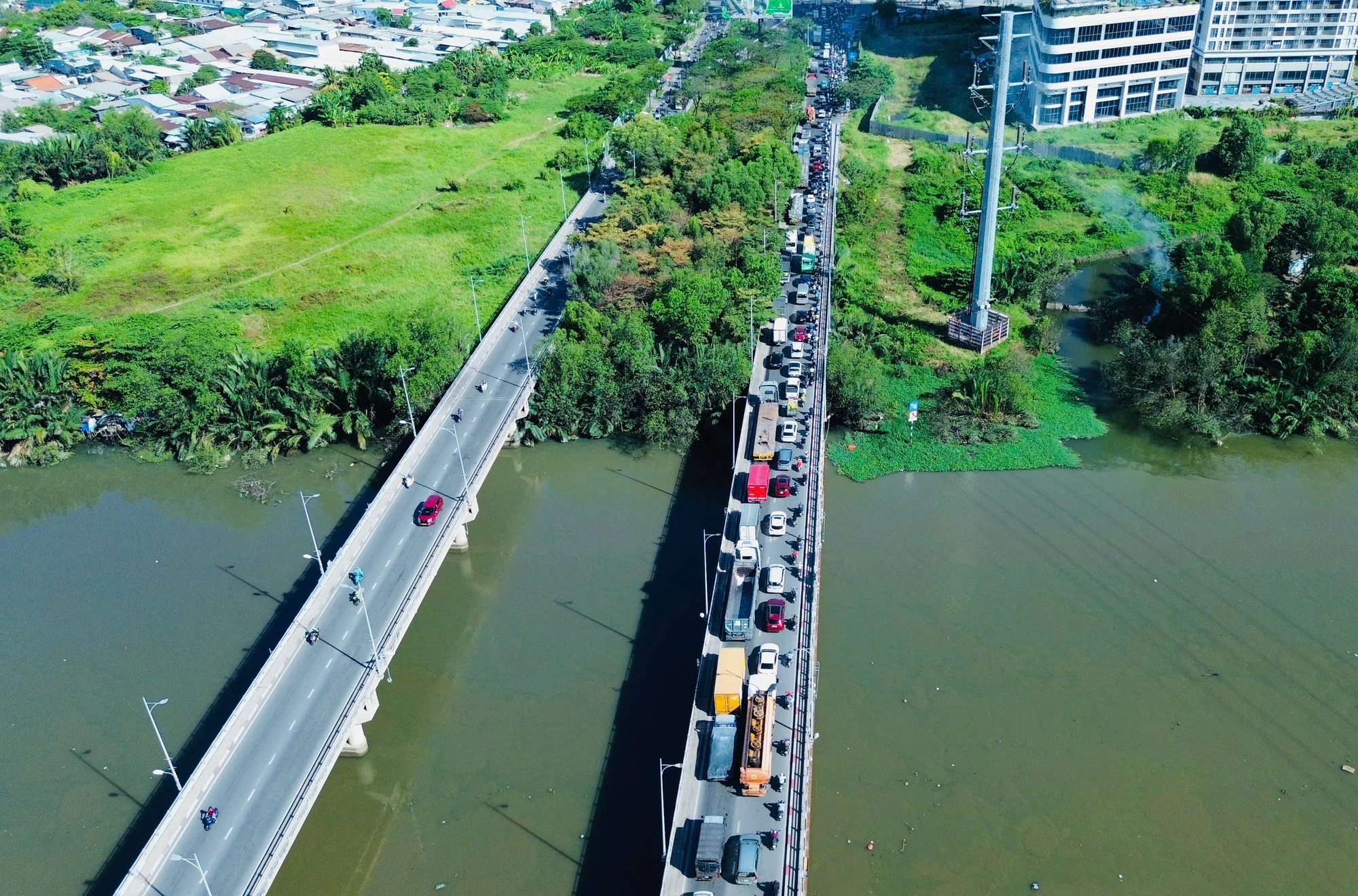 Hàng dài phương tiện xếp hàng trên đường Nguyễn Hữu Thọ, người dân mong ngóng sớm triển khai dự án BOT - trục đường Bắc - Nam TP.HCM.