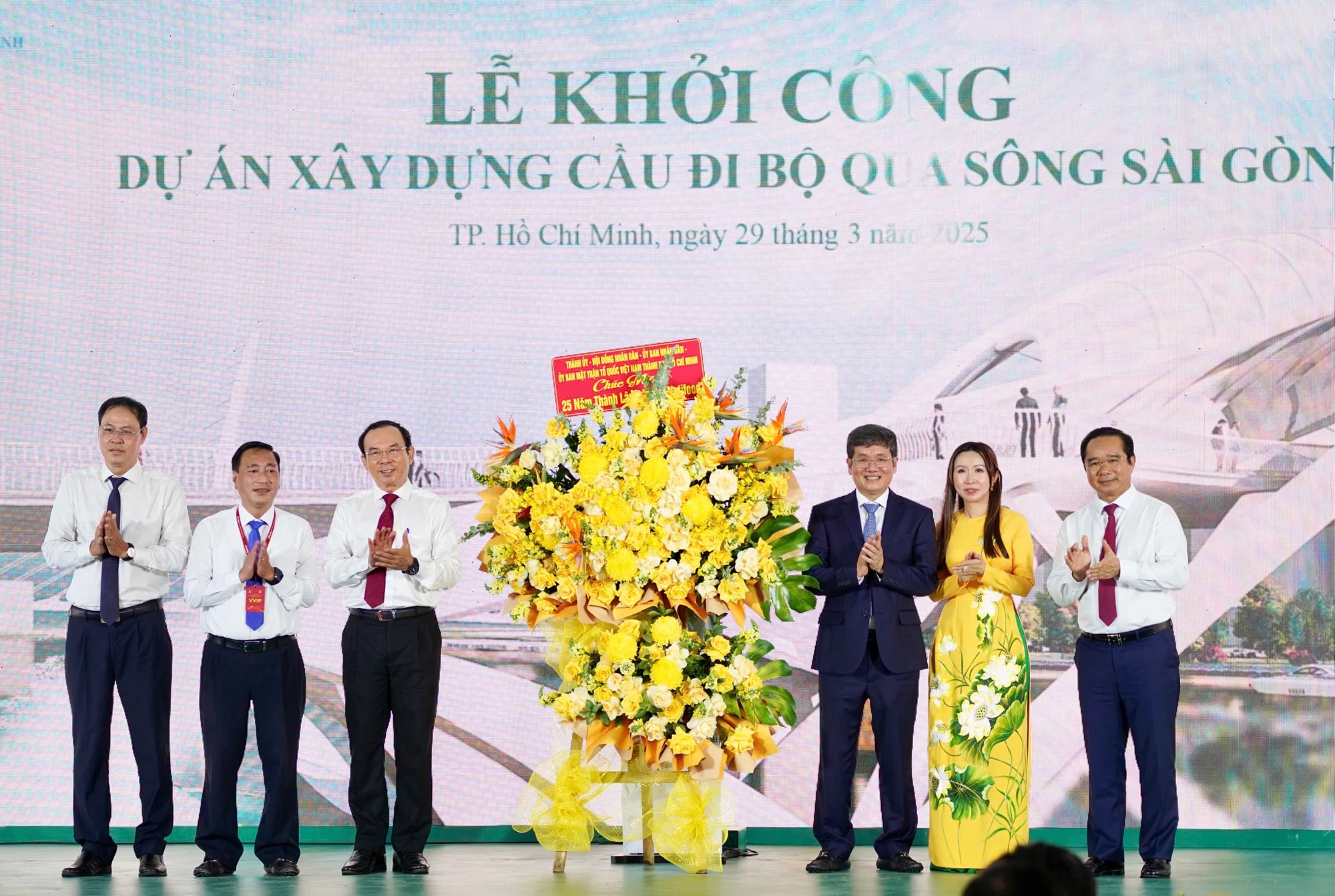 Lãnh đạo TP.HCM gửi lời cảm ơn tới nhà tài trợ Nutifood. Ảnh: THUẬN VĂN